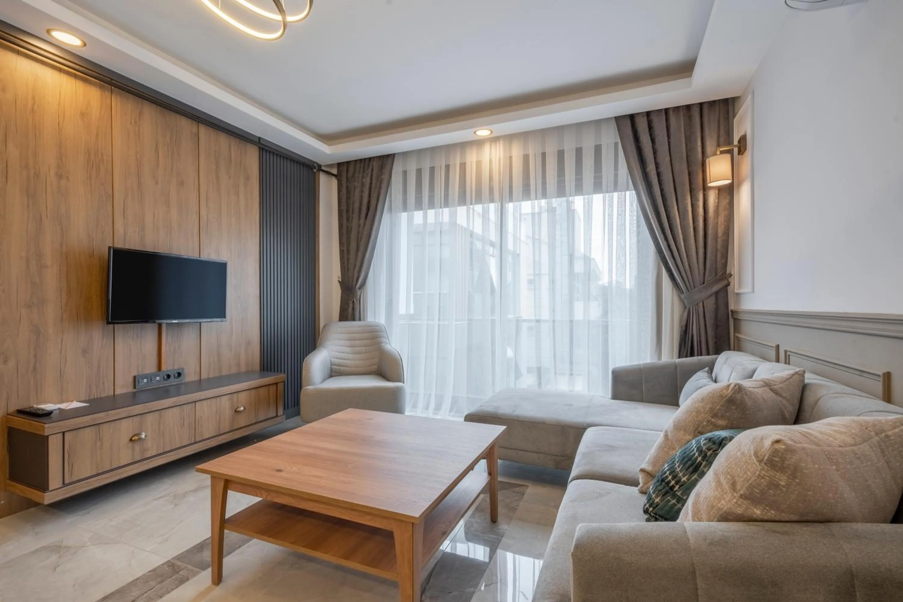 TV and multimedia in Quality Gold Suite Hotel