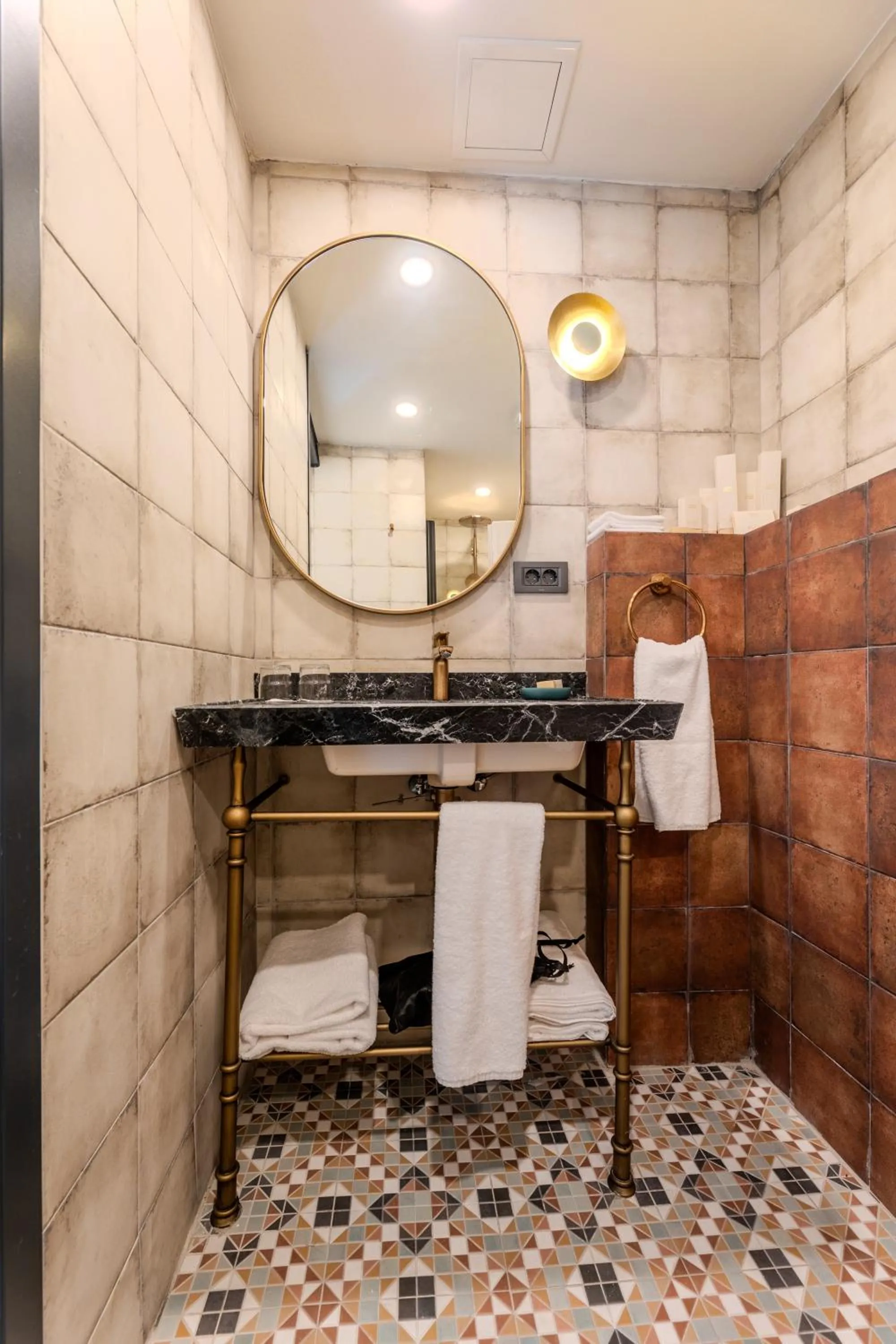 Shower in Khai Karaköy