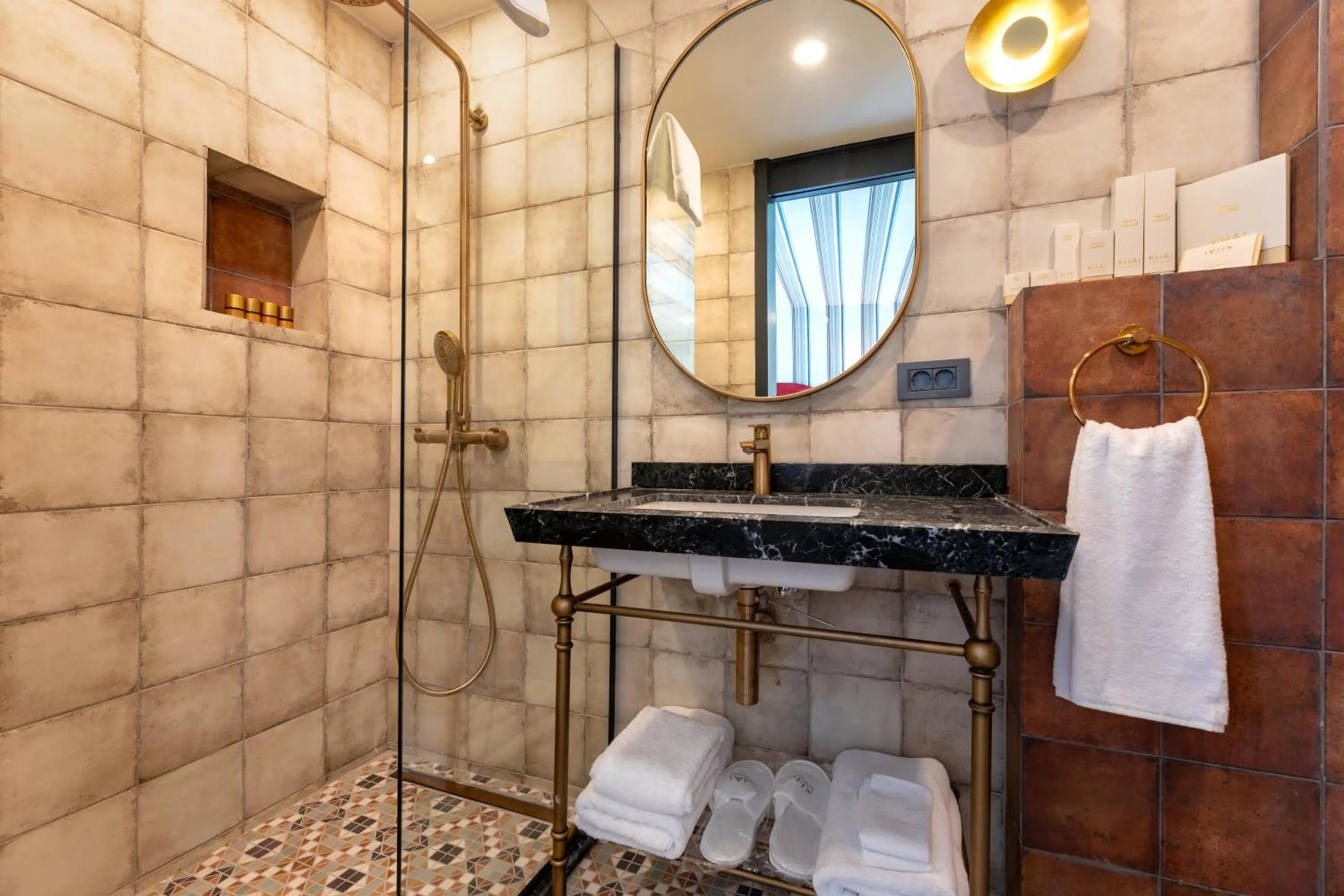 Shower in Khai Karaköy