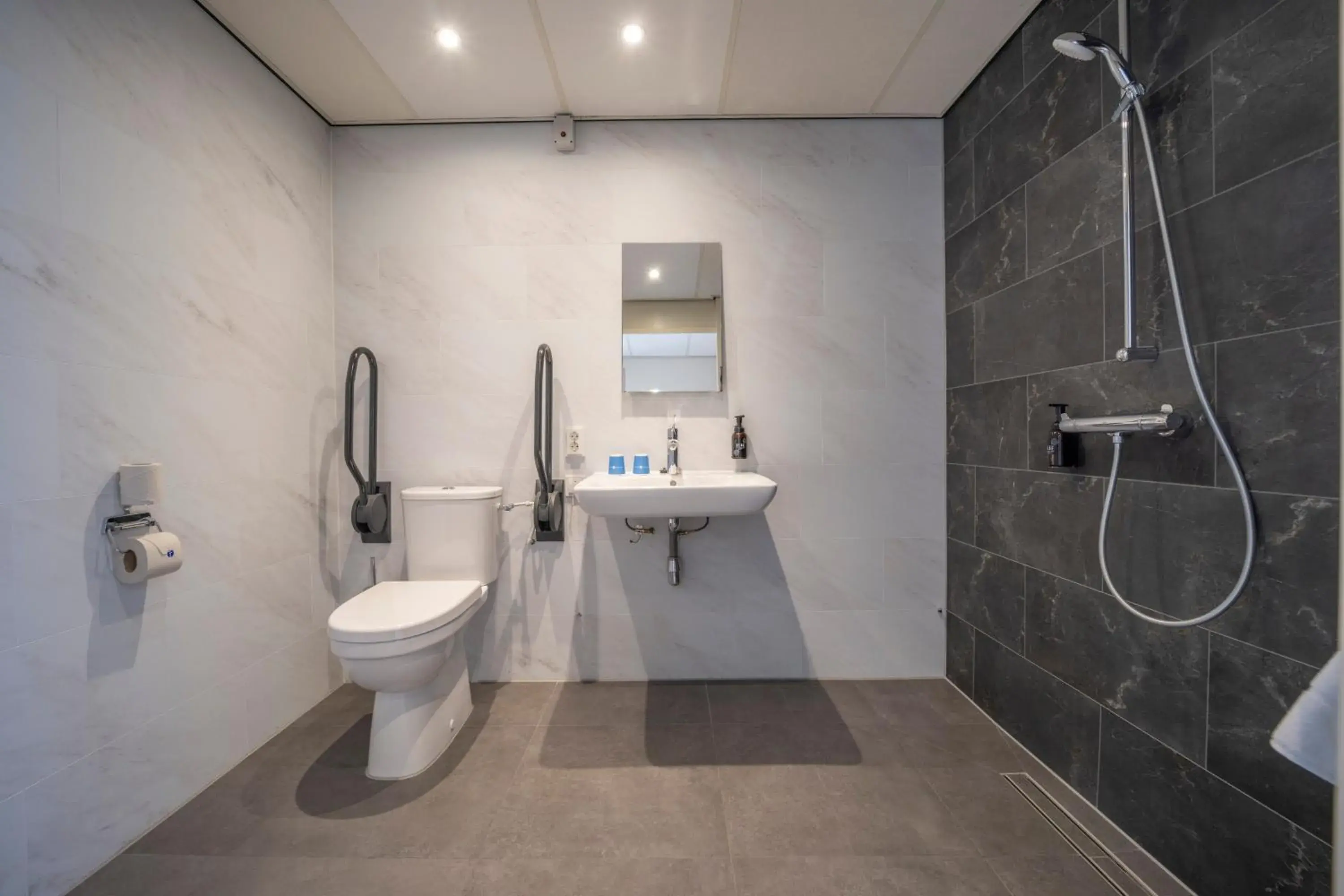 Bathroom in Fletcher Hotel - Restaurant de Zeegser Duinen Bathroom in Fletcher Hotel - Restaurant de Zeegser Duinen