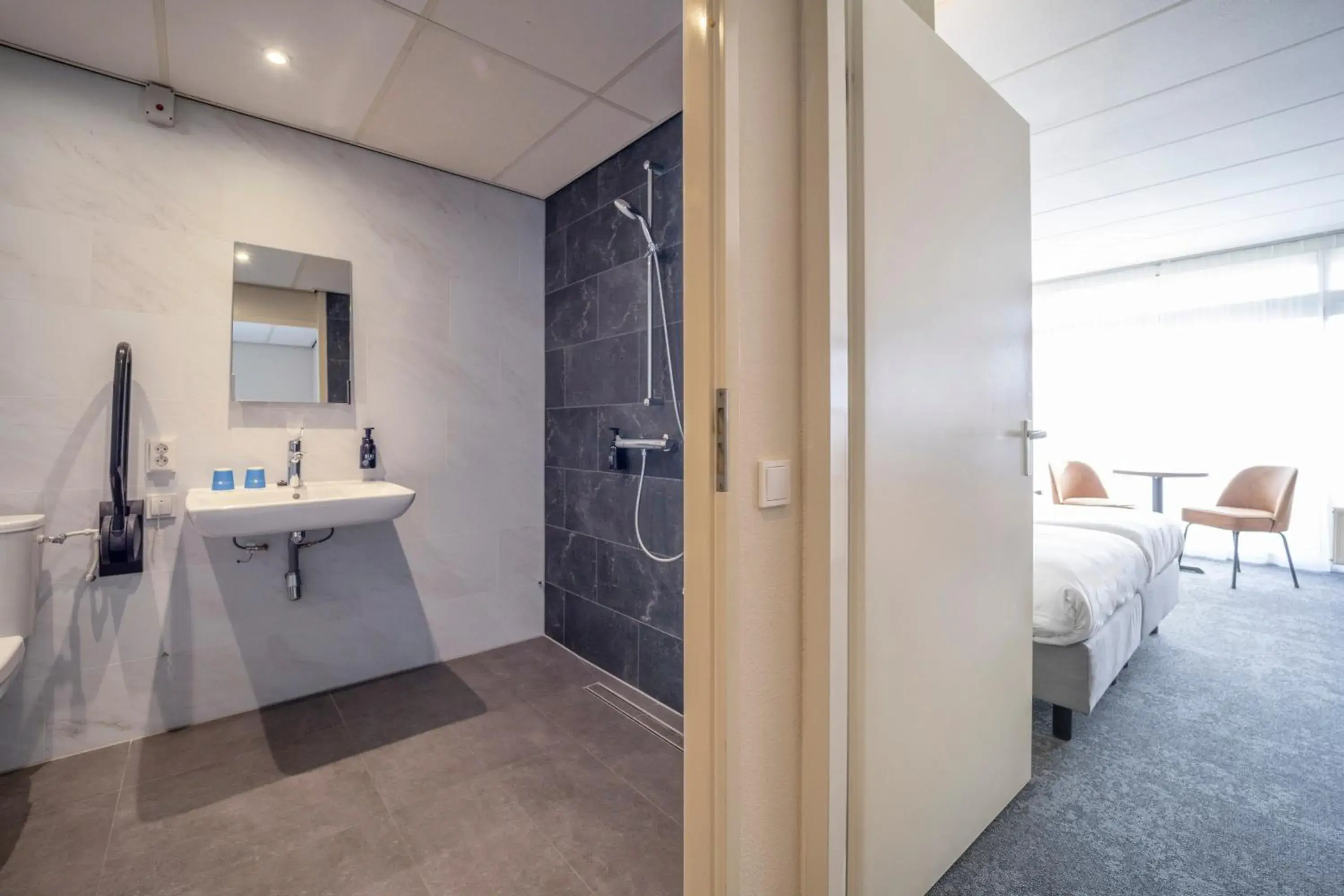 Bathroom, Bed in Fletcher Hotel - Restaurant de Zeegser Duinen Bathroom, Bed in Fletcher Hotel - Restaurant de Zeegser Duinen