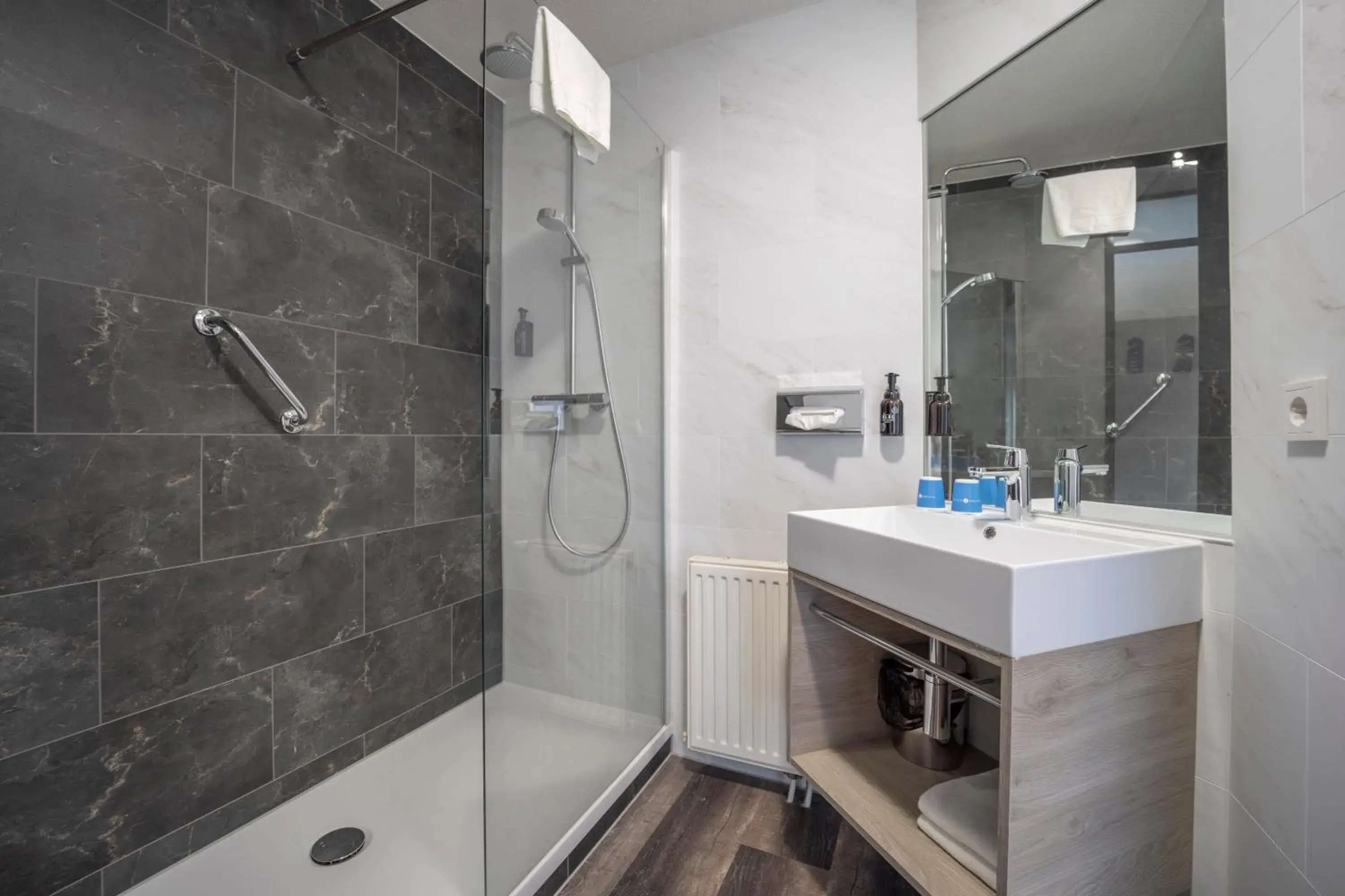 Shower in Fletcher Hotel - Restaurant de Zeegser Duinen Shower in Fletcher Hotel - Restaurant de Zeegser Duinen