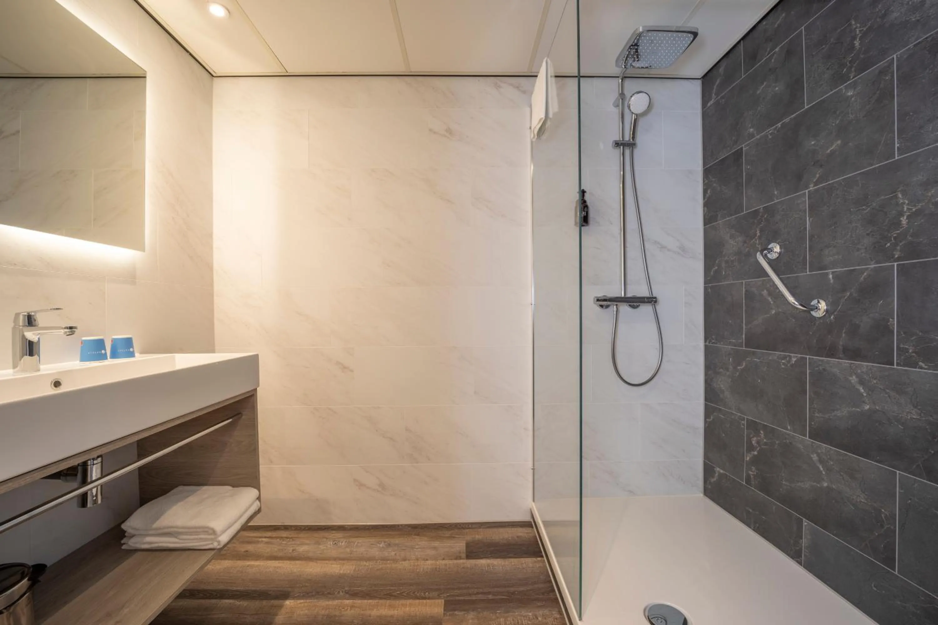 Shower in Fletcher Hotel - Restaurant de Zeegser Duinen
