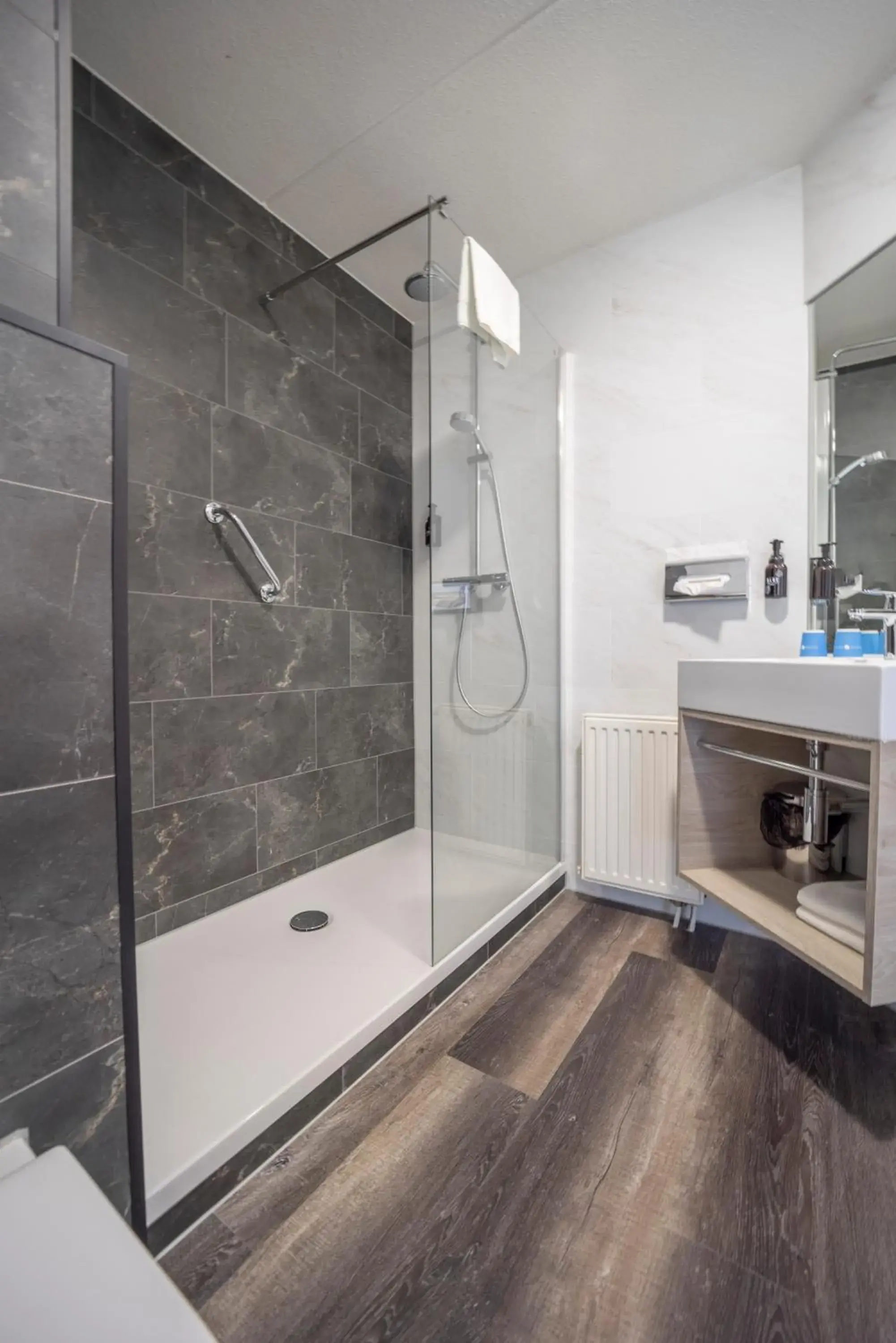 Bathroom in Fletcher Hotel - Restaurant de Zeegser Duinen Bathroom in Fletcher Hotel - Restaurant de Zeegser Duinen