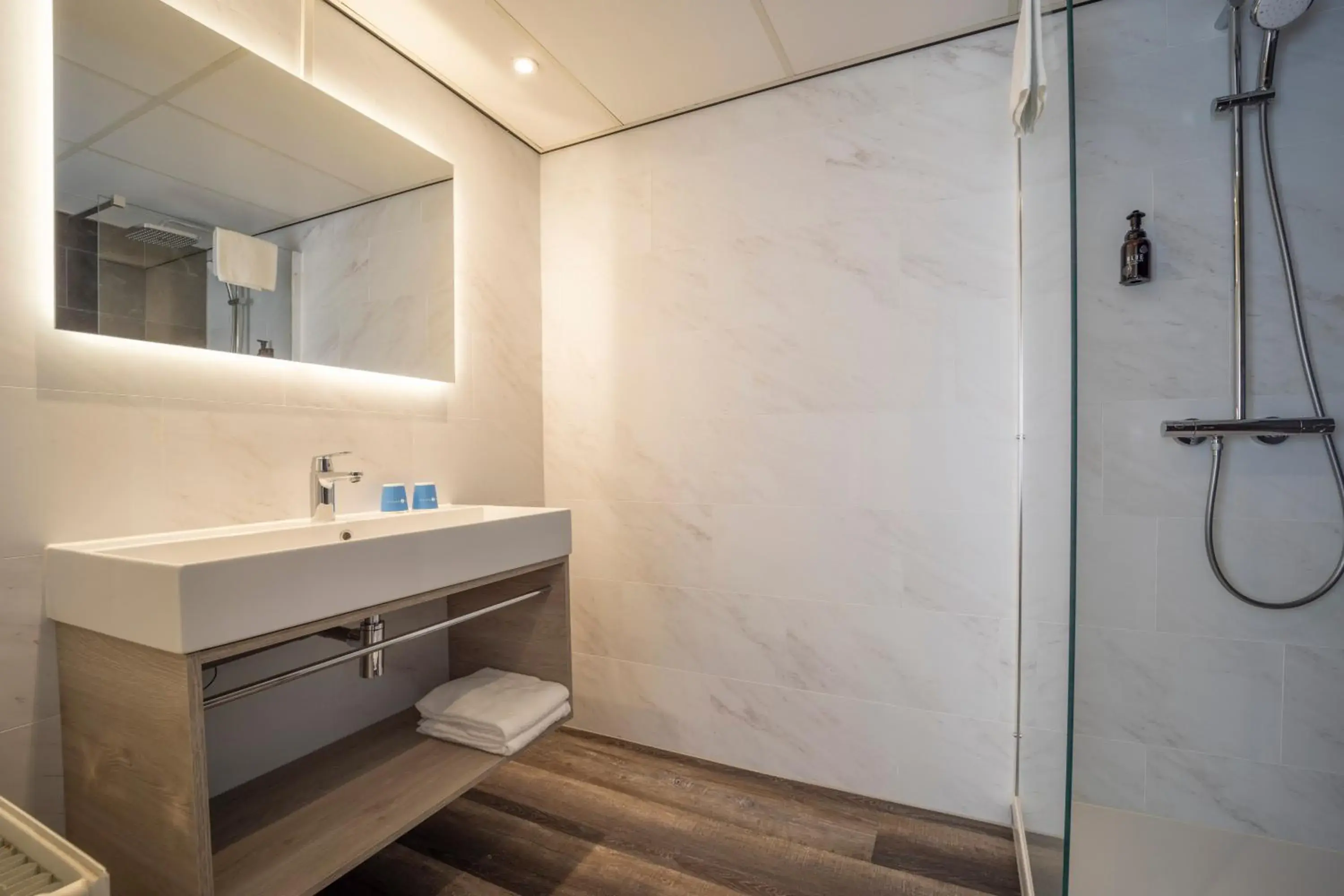 Bathroom in Fletcher Hotel - Restaurant de Zeegser Duinen Bathroom in Fletcher Hotel - Restaurant de Zeegser Duinen
