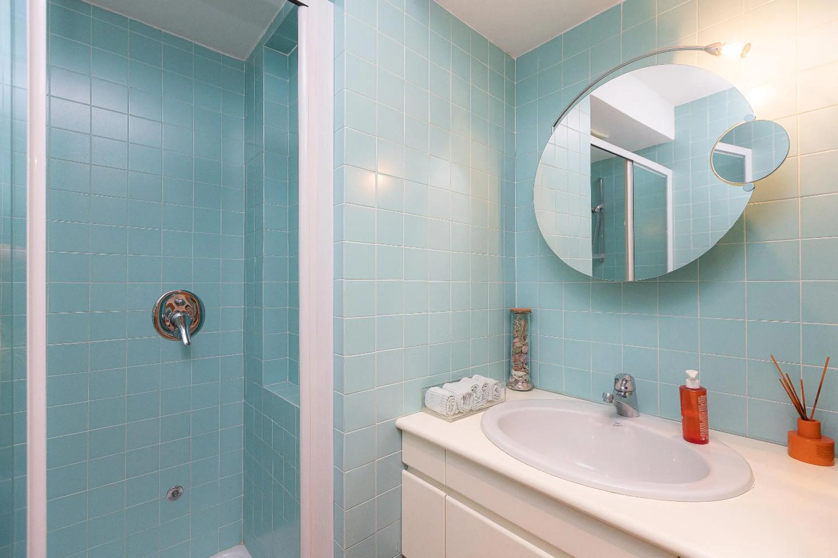 Shower in San Gioacchino View by Rental in Rome