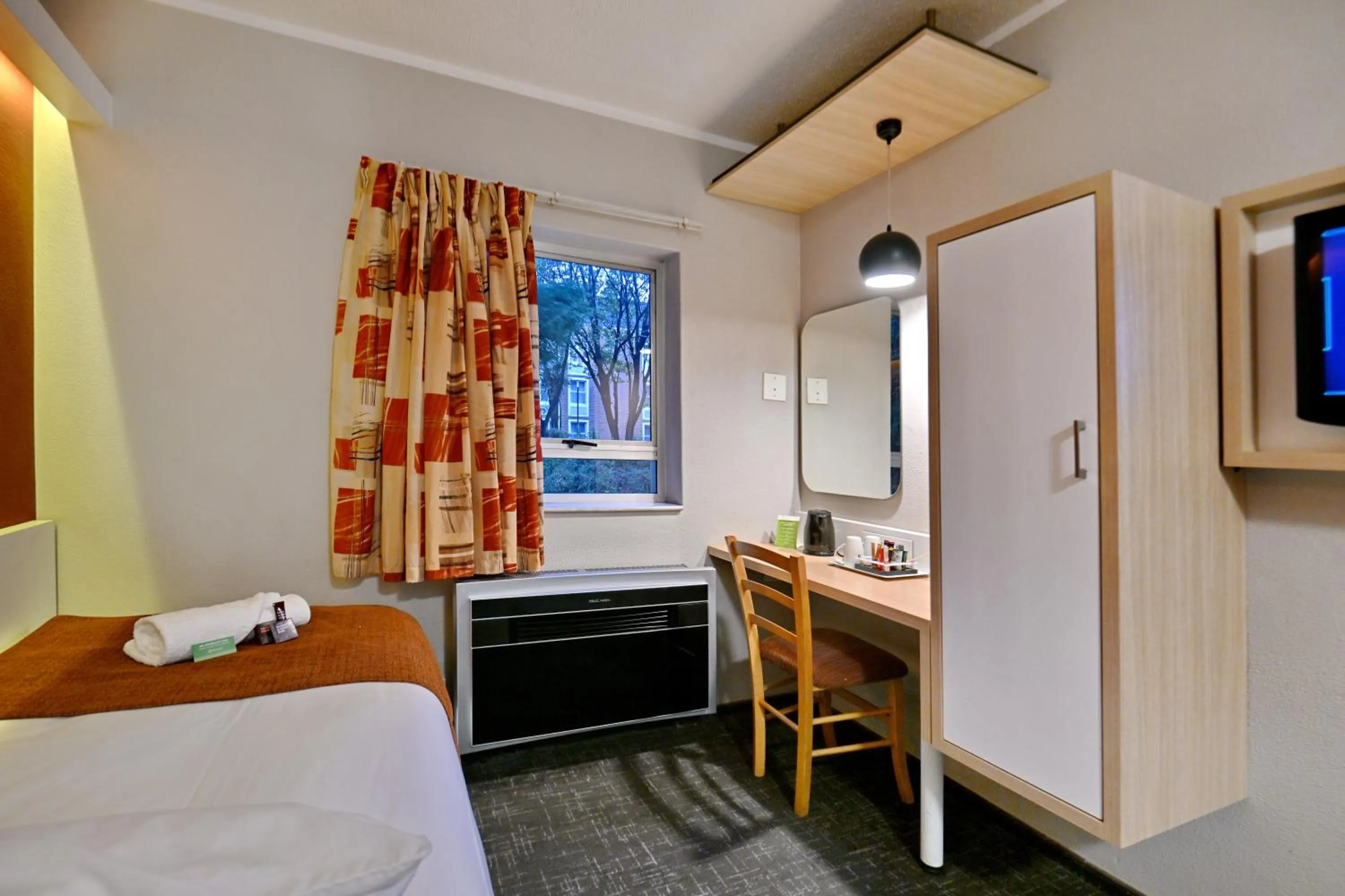 Bed in Road Lodge JNB Airport