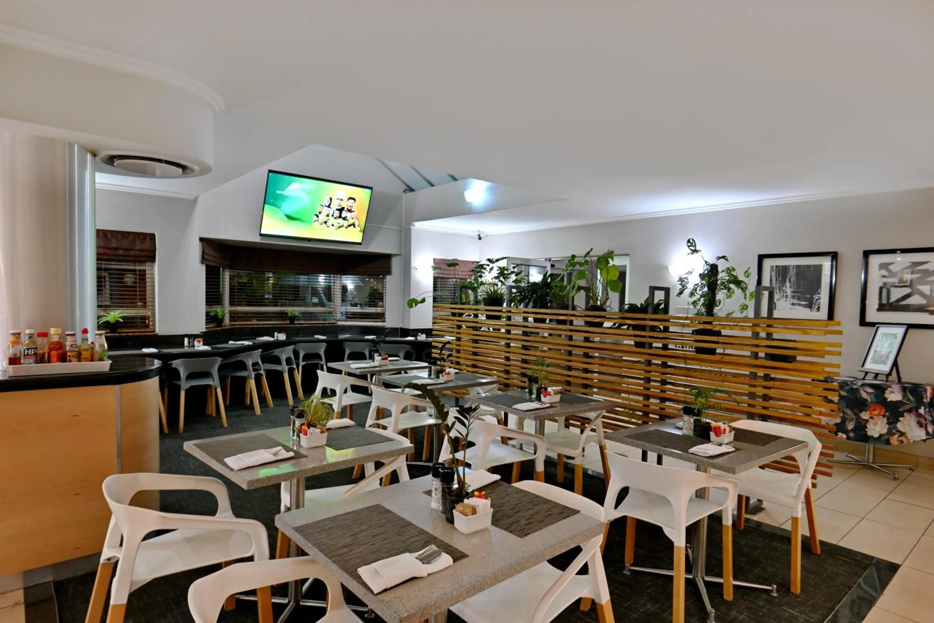 Restaurant/places to eat in Road Lodge JNB Airport