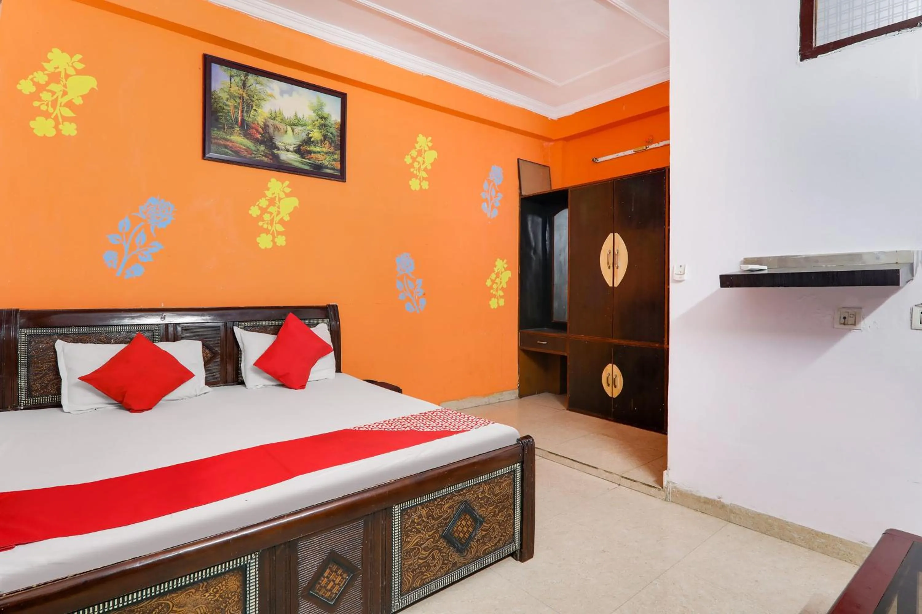 Facade/entrance, Bed in Hotel O by OYO Alpine Home