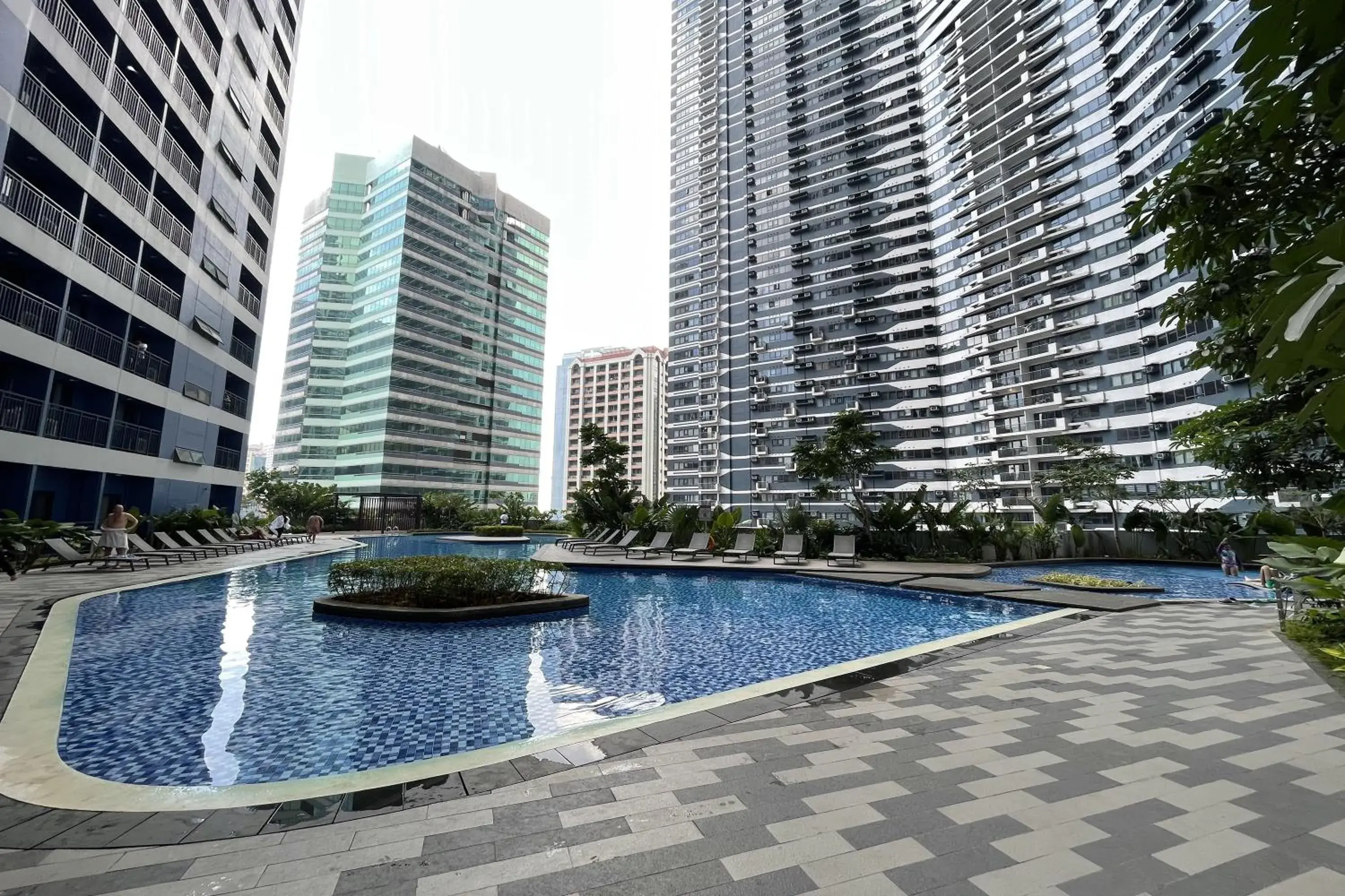 Swimming pool in Luxury Air Residences By Makati Swimming pool in Luxury Air Residences By Makati
