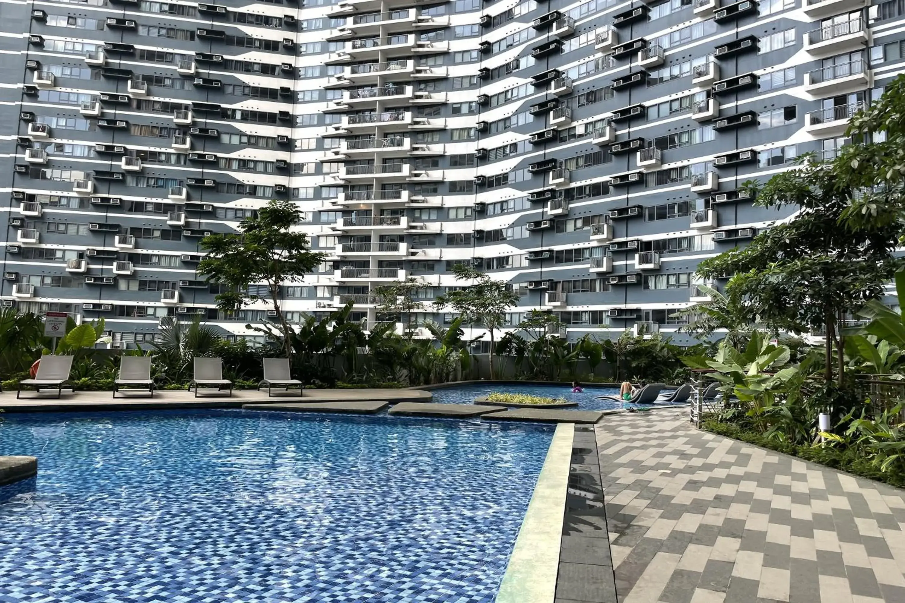 Swimming pool in Luxury Air Residences By Makati Swimming pool in Luxury Air Residences By Makati