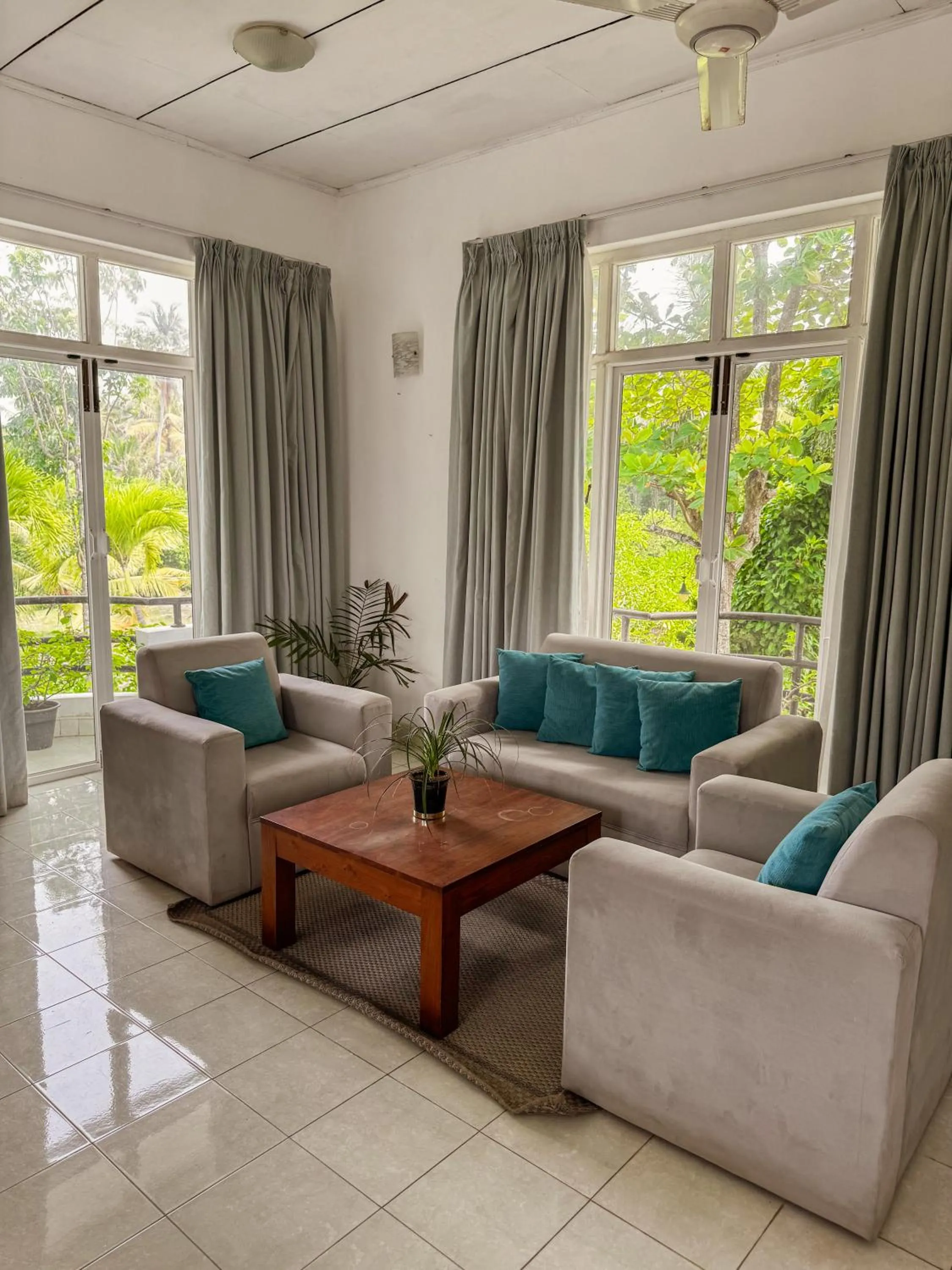 Communal lounge/ TV room in Villa Sarakkuwa