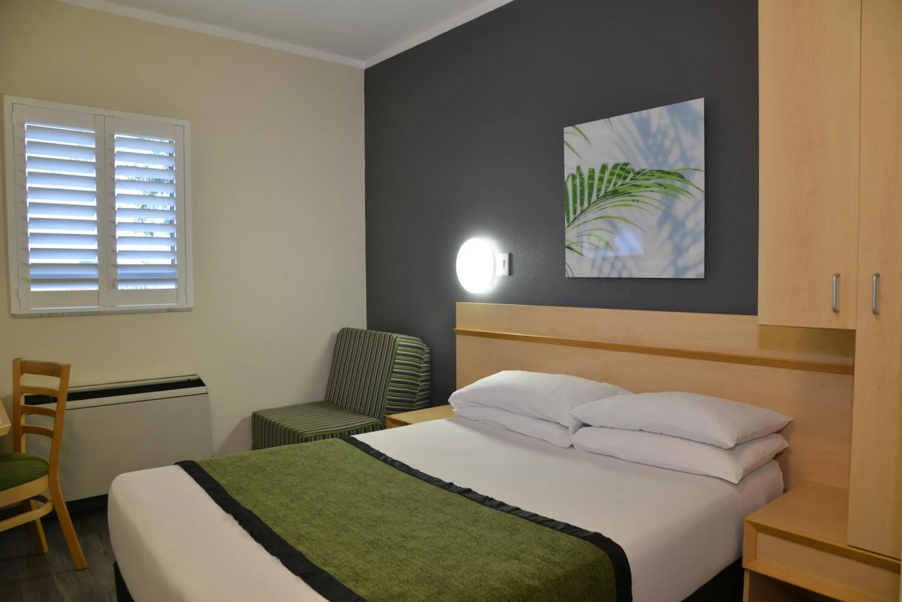 Small Double Room in Road Lodge Southgate Small Double Room in Road Lodge Southgate