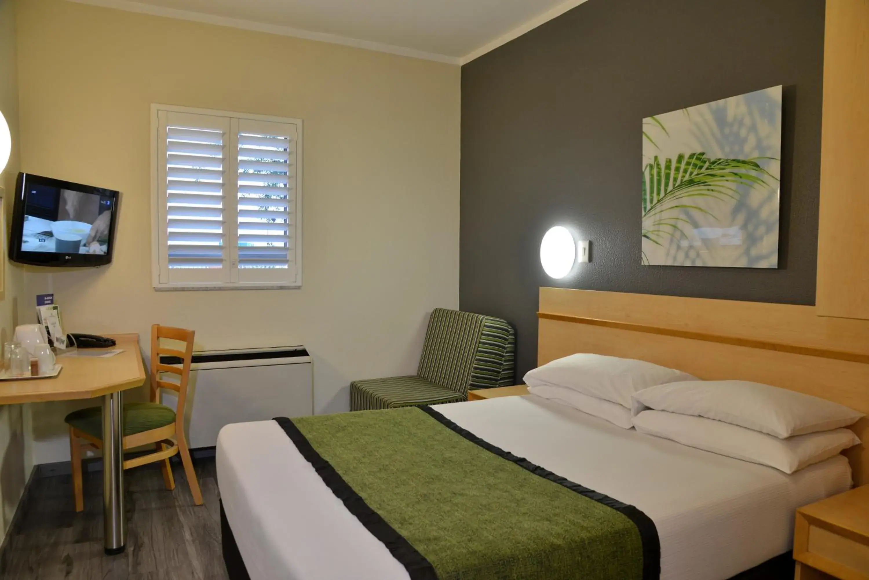 Small Double Room in Road Lodge Southgate Small Double Room in Road Lodge Southgate