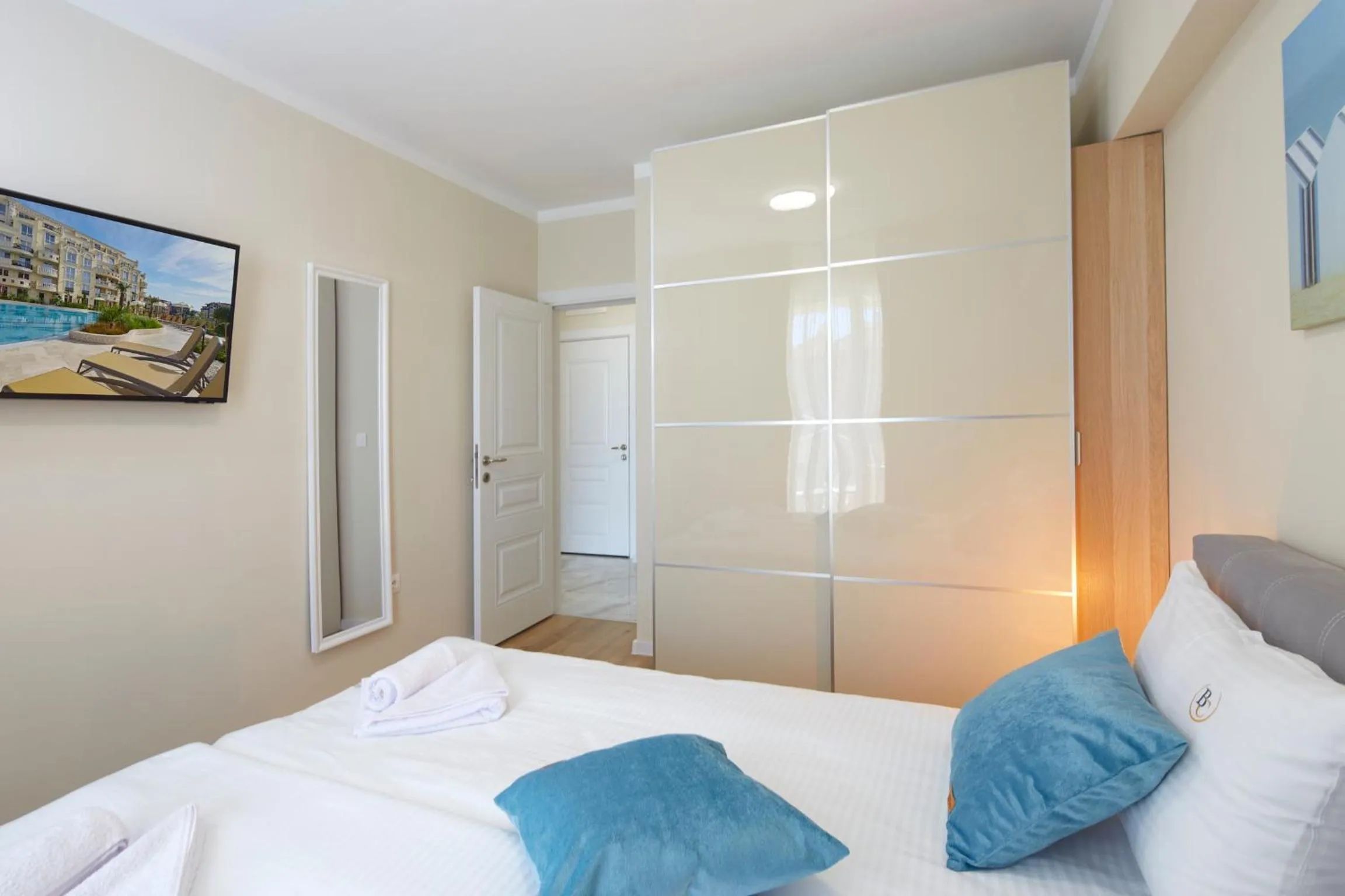 Bed in Bellicity Apart Complex