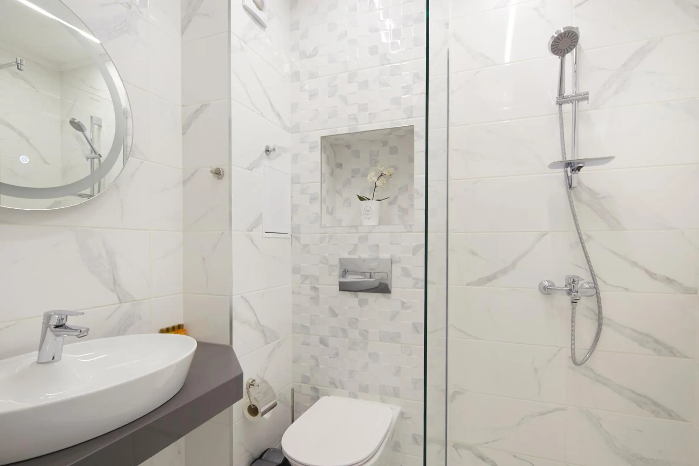 Shower in Bellicity Apart Complex