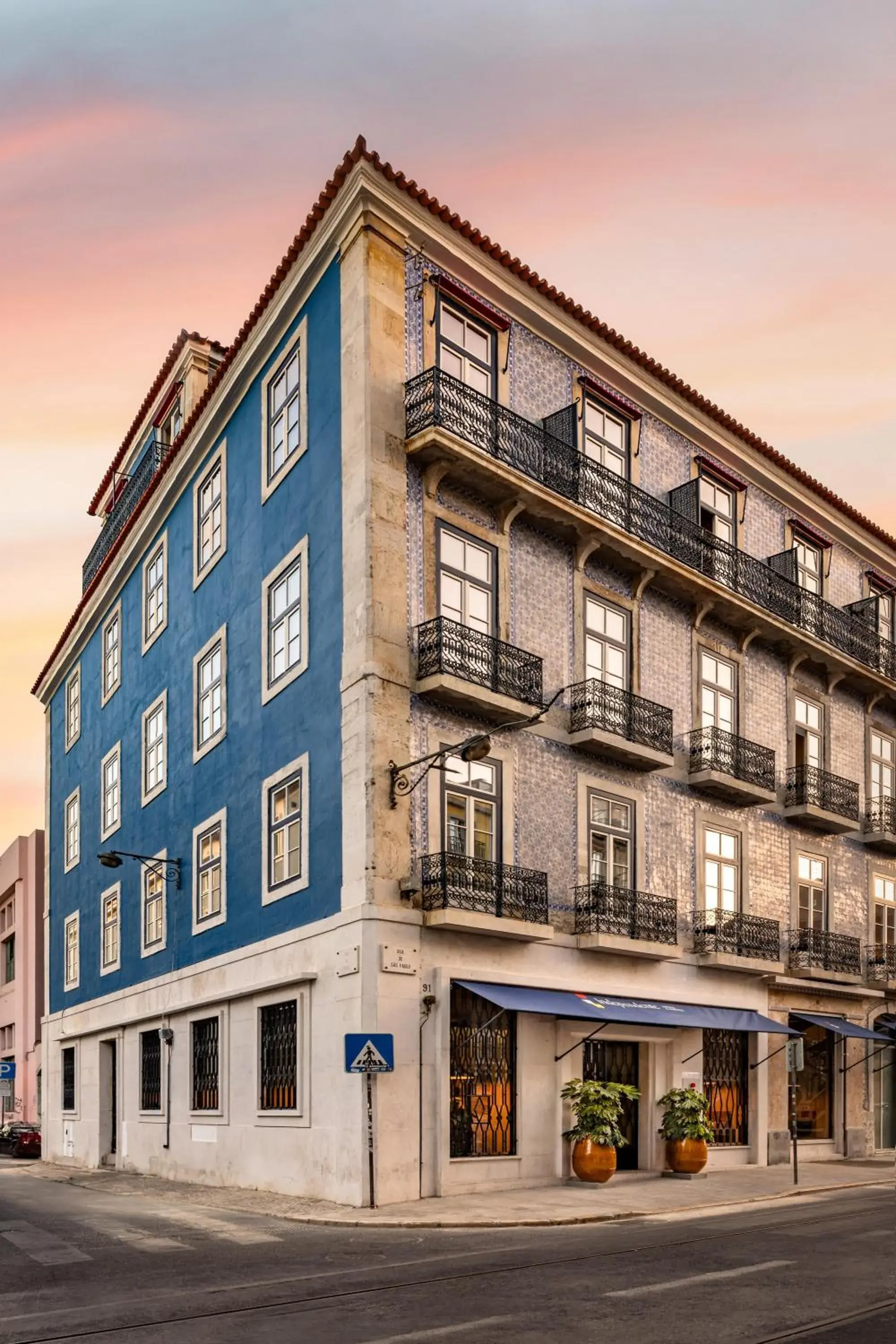 Property building in Independente Bica Property building in Independente Bica