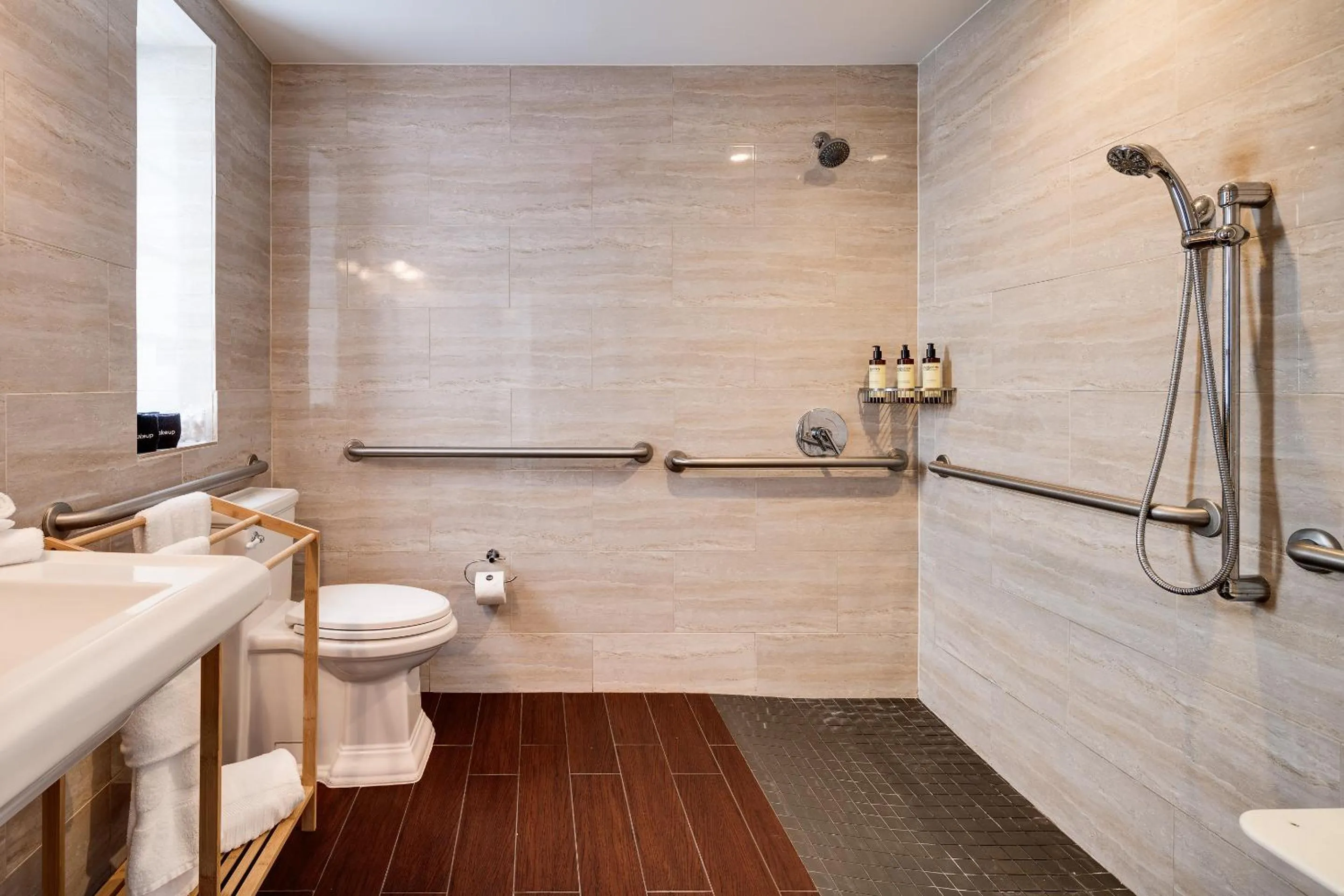 Shower in Hotel Croydon