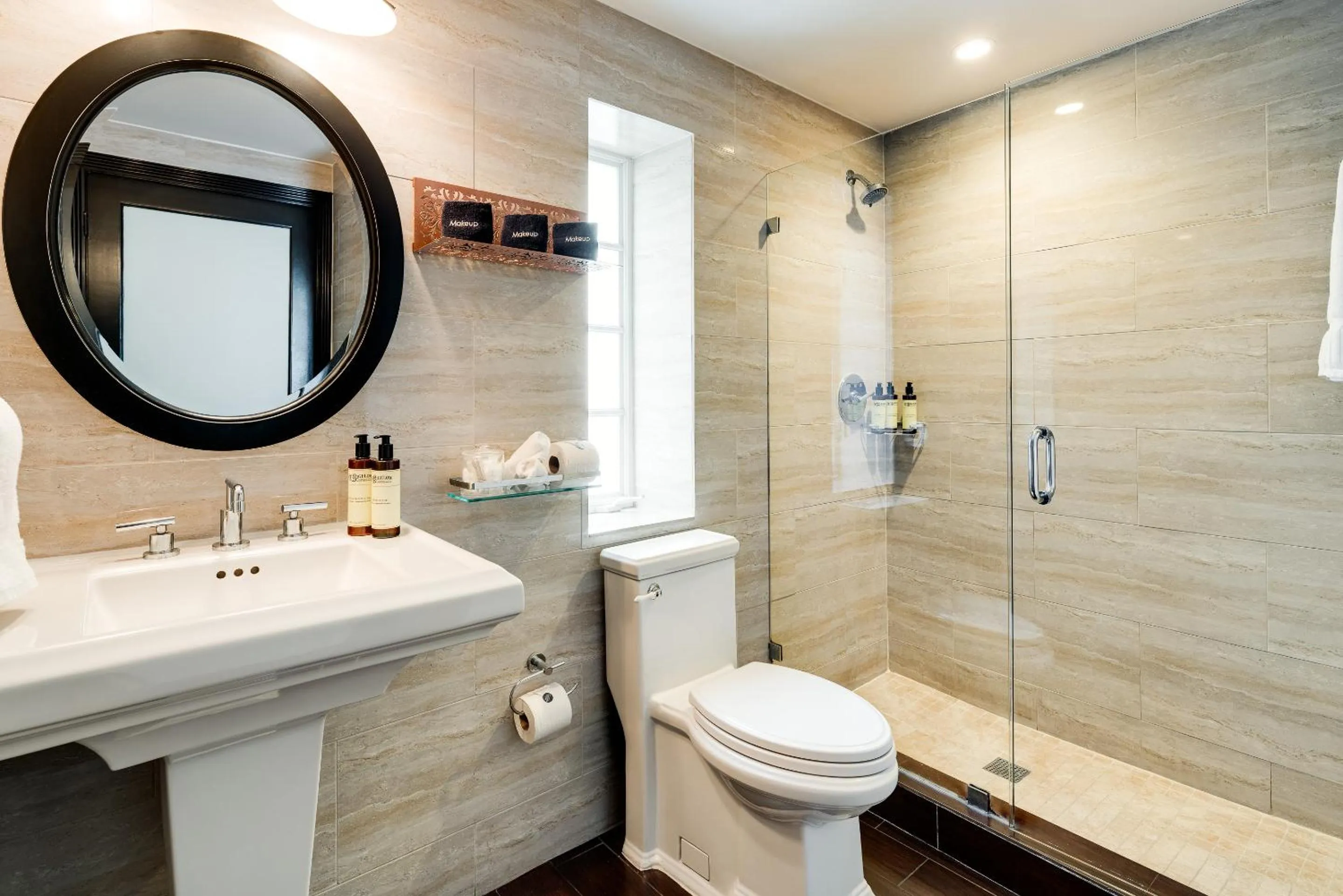 Shower in Hotel Croydon