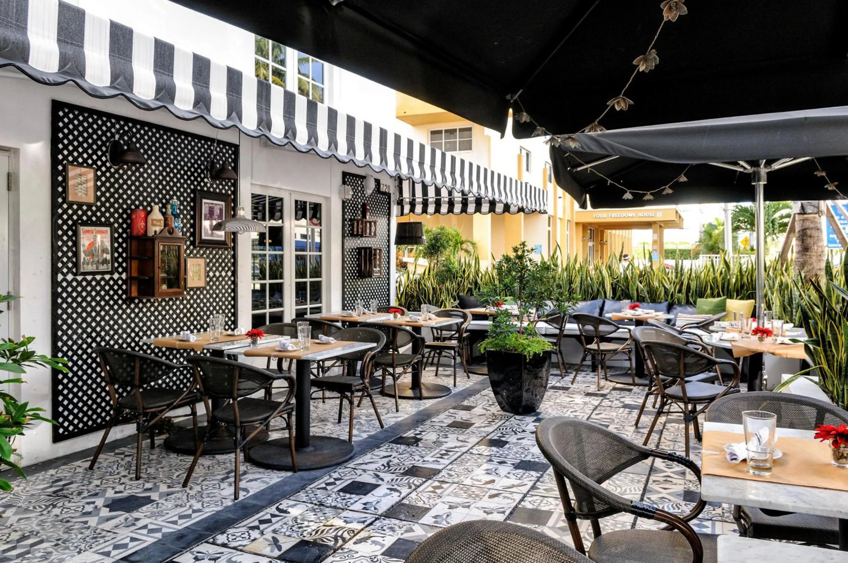 Restaurant/places to eat in Hotel Croydon