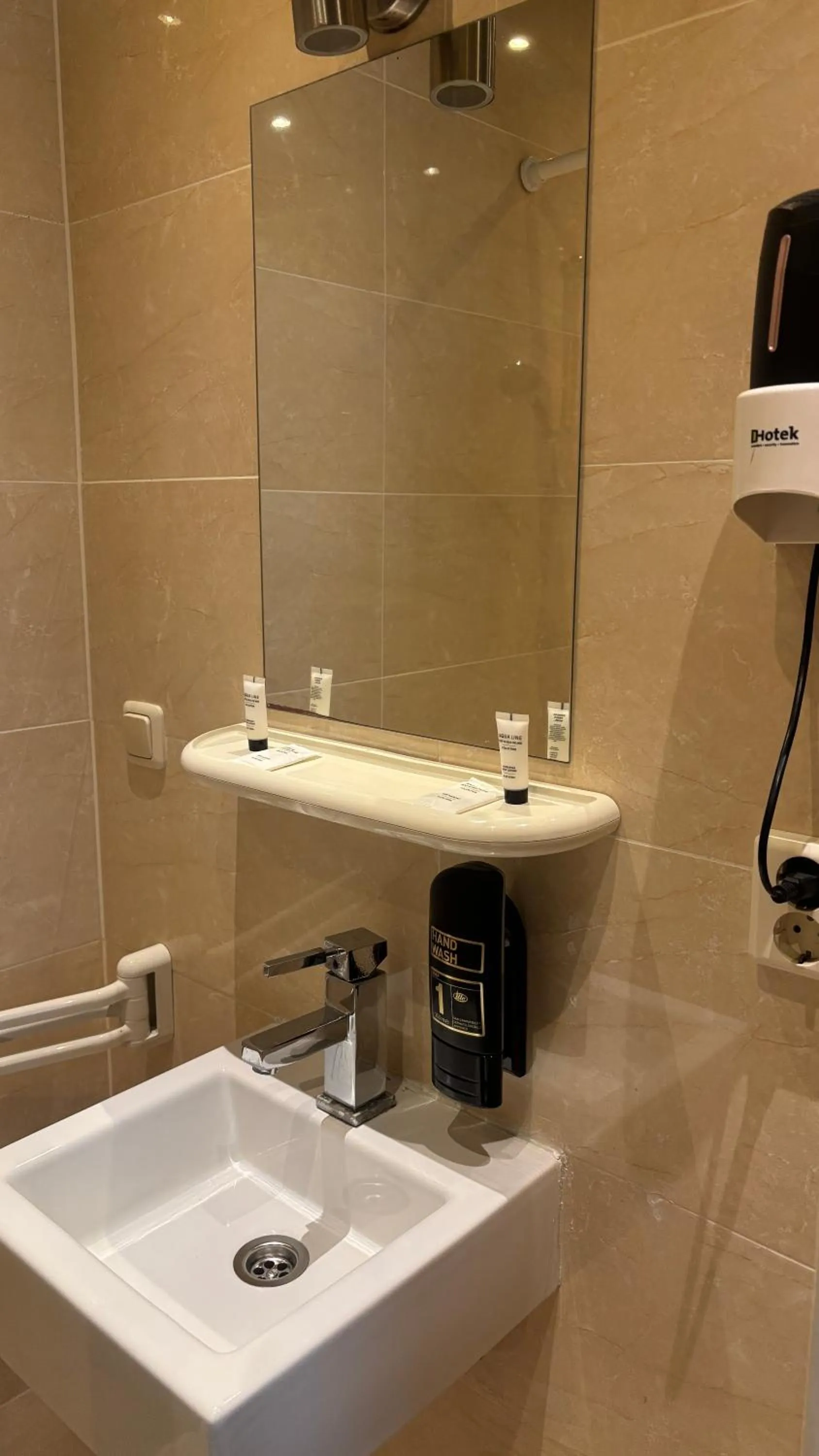 Bathroom in Aadam Wilhelmina Hotel