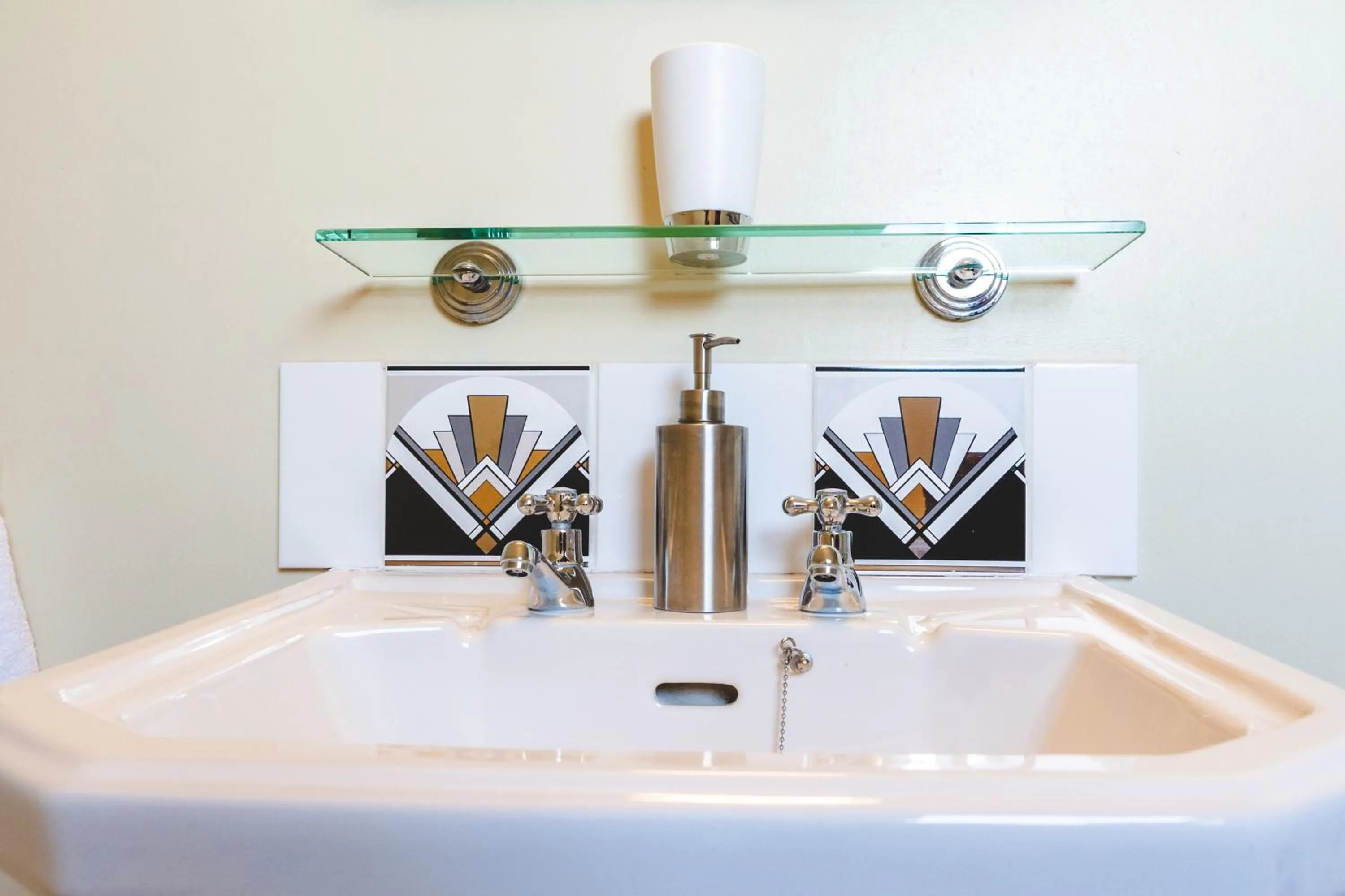 Bathroom in OYO Rayanne House Guest Accommodation