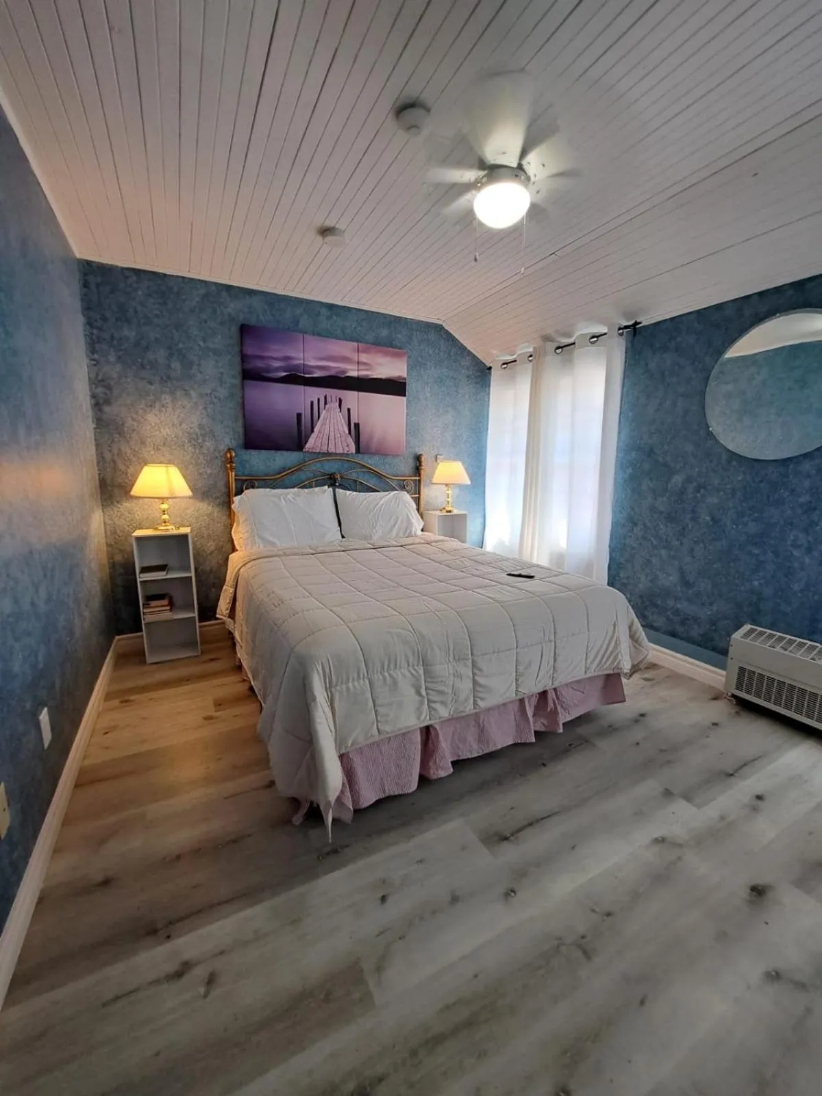 Bed in Windspire Inn