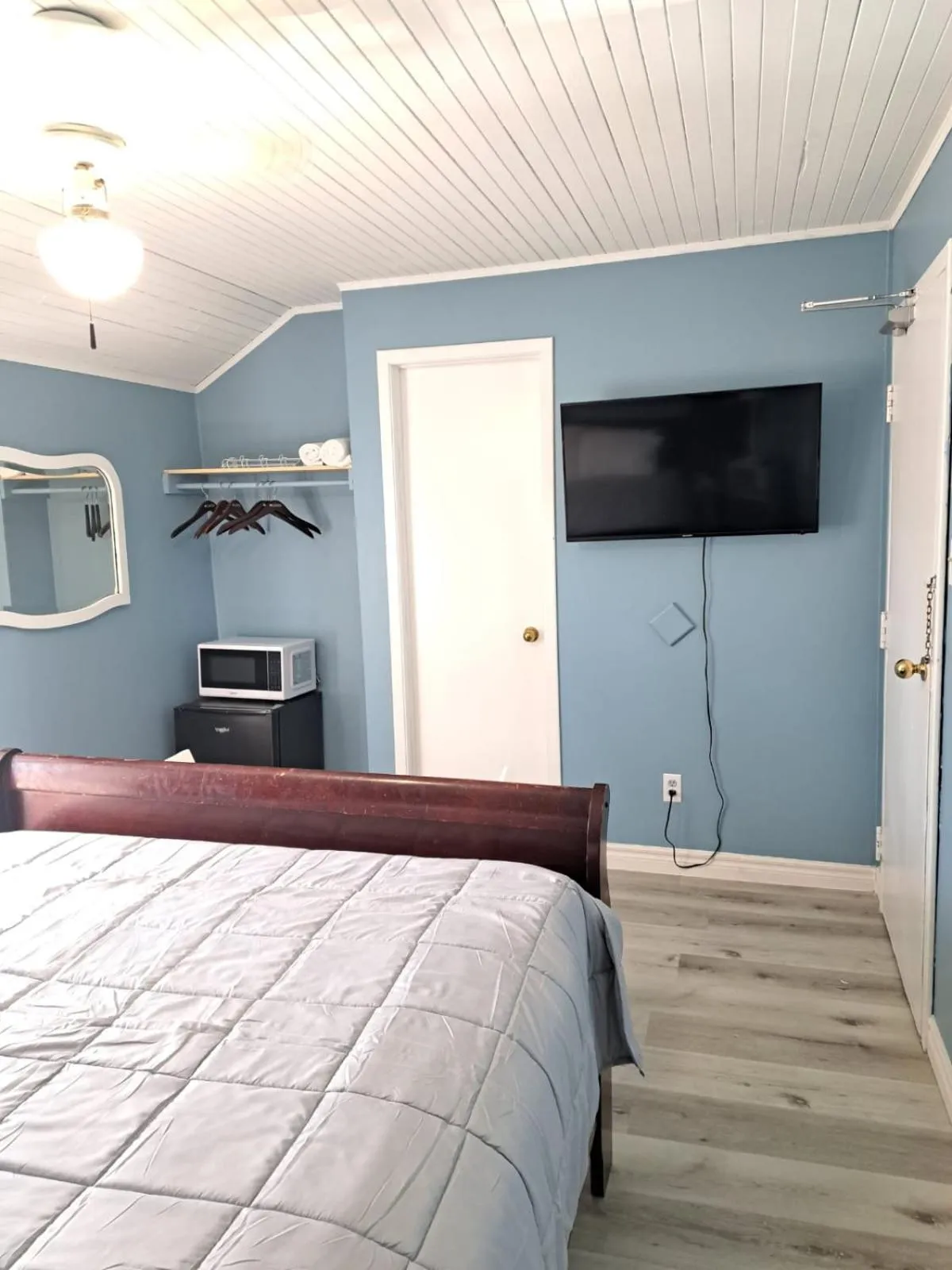 Bed in Windspire Inn