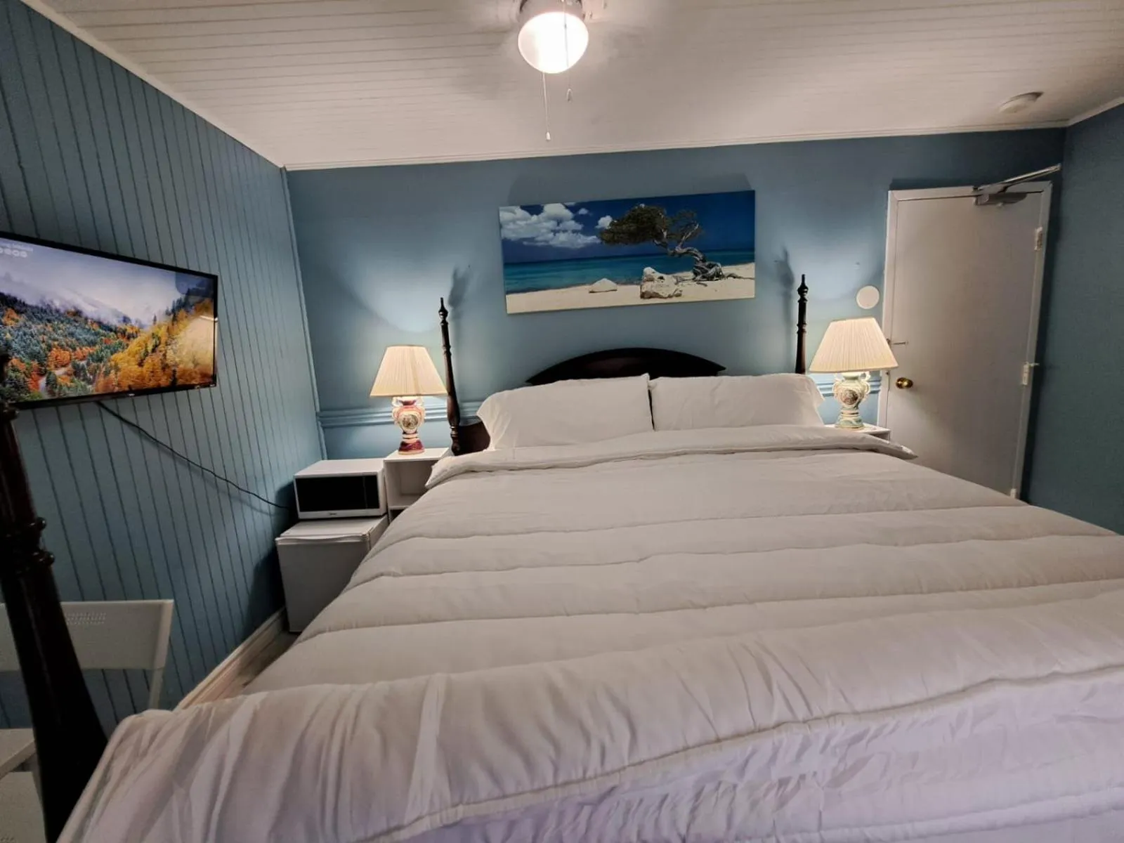 Bed in Windspire Inn