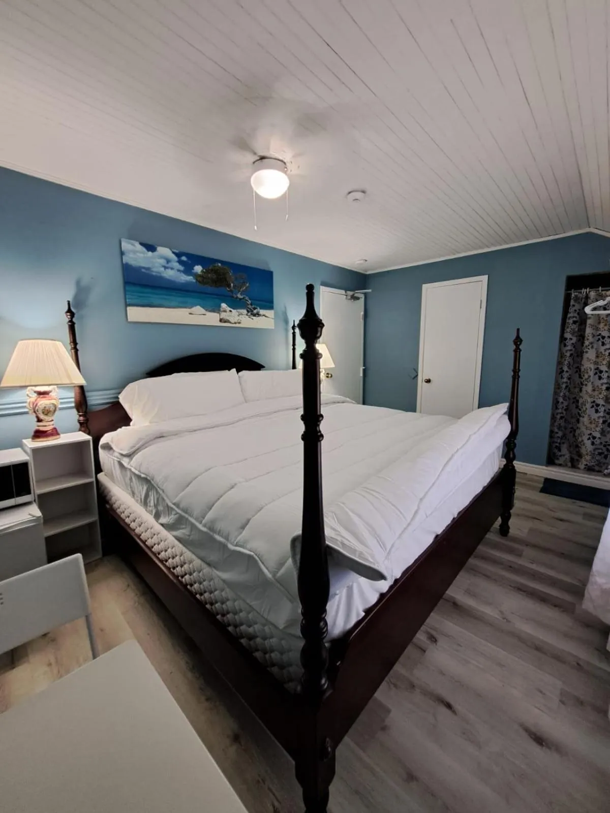 Bed in Windspire Inn