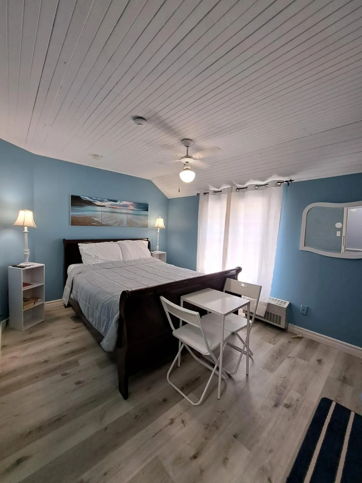 Bed in Windspire Inn