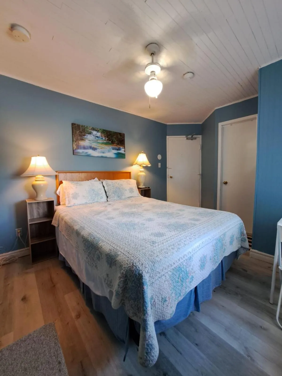 Bed in Windspire Inn