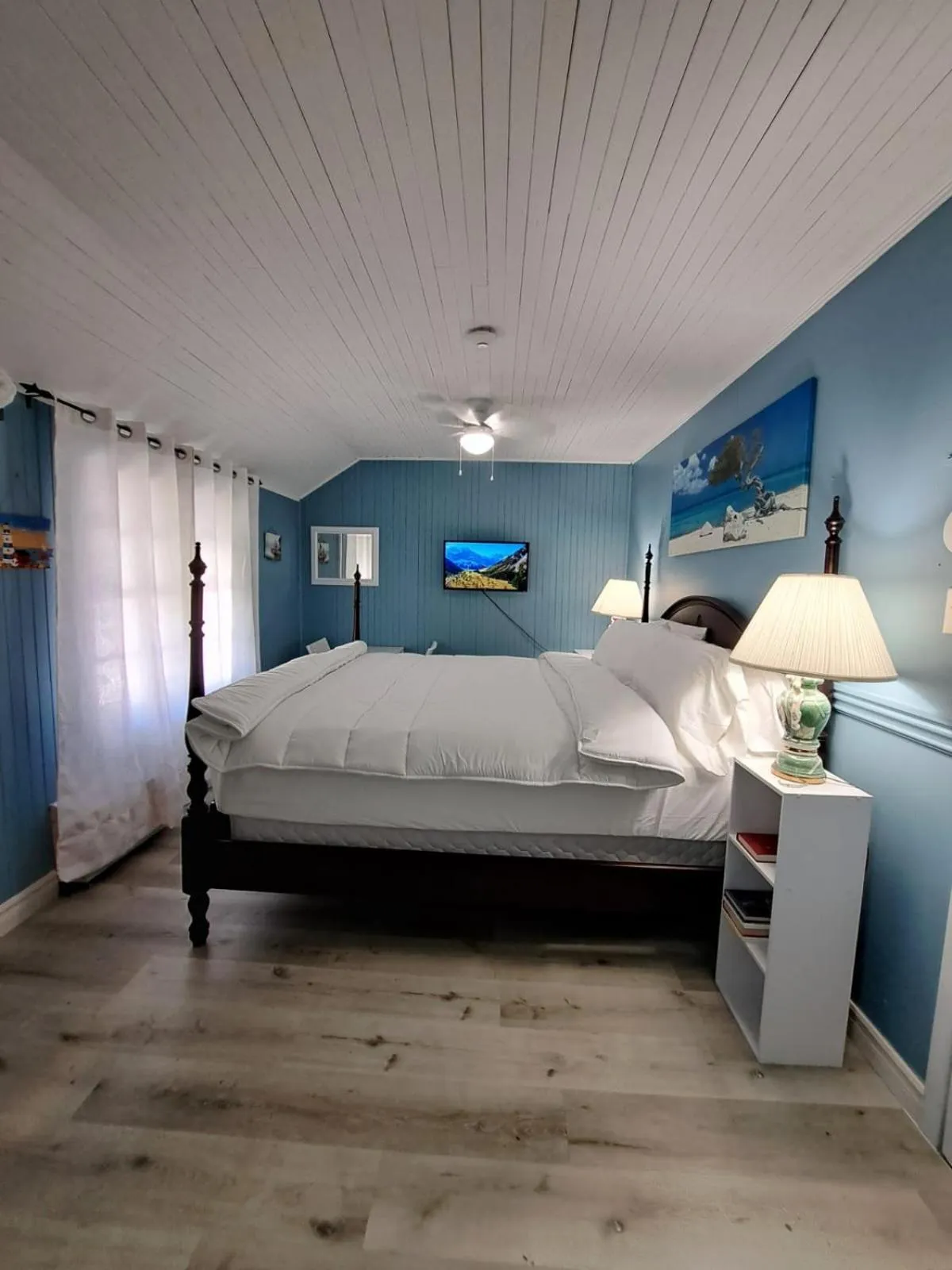 Bed in Windspire Inn