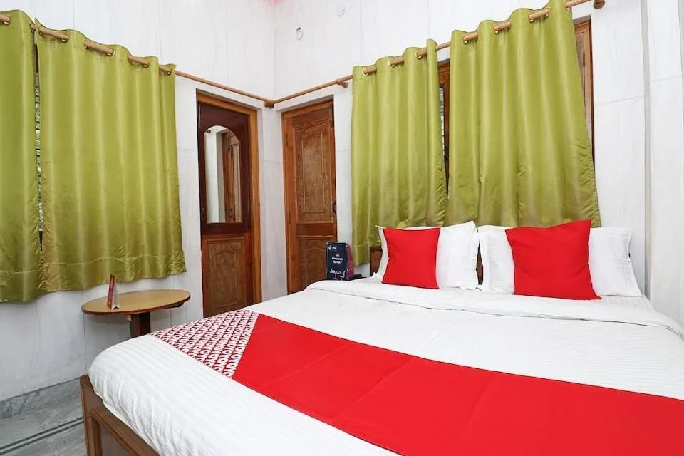 Bedroom, Bed in Geetanjali Resort
