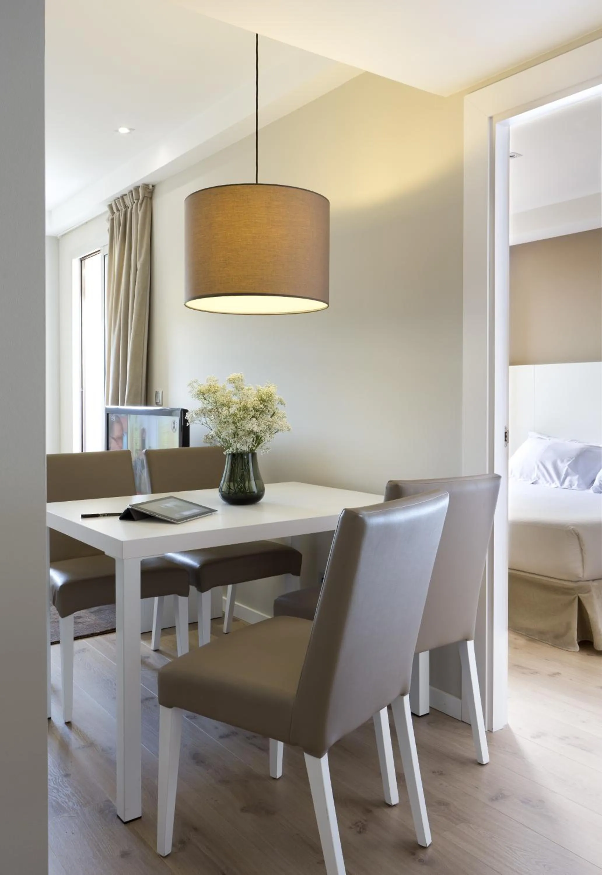 Dining area, Bed in Rambla 102