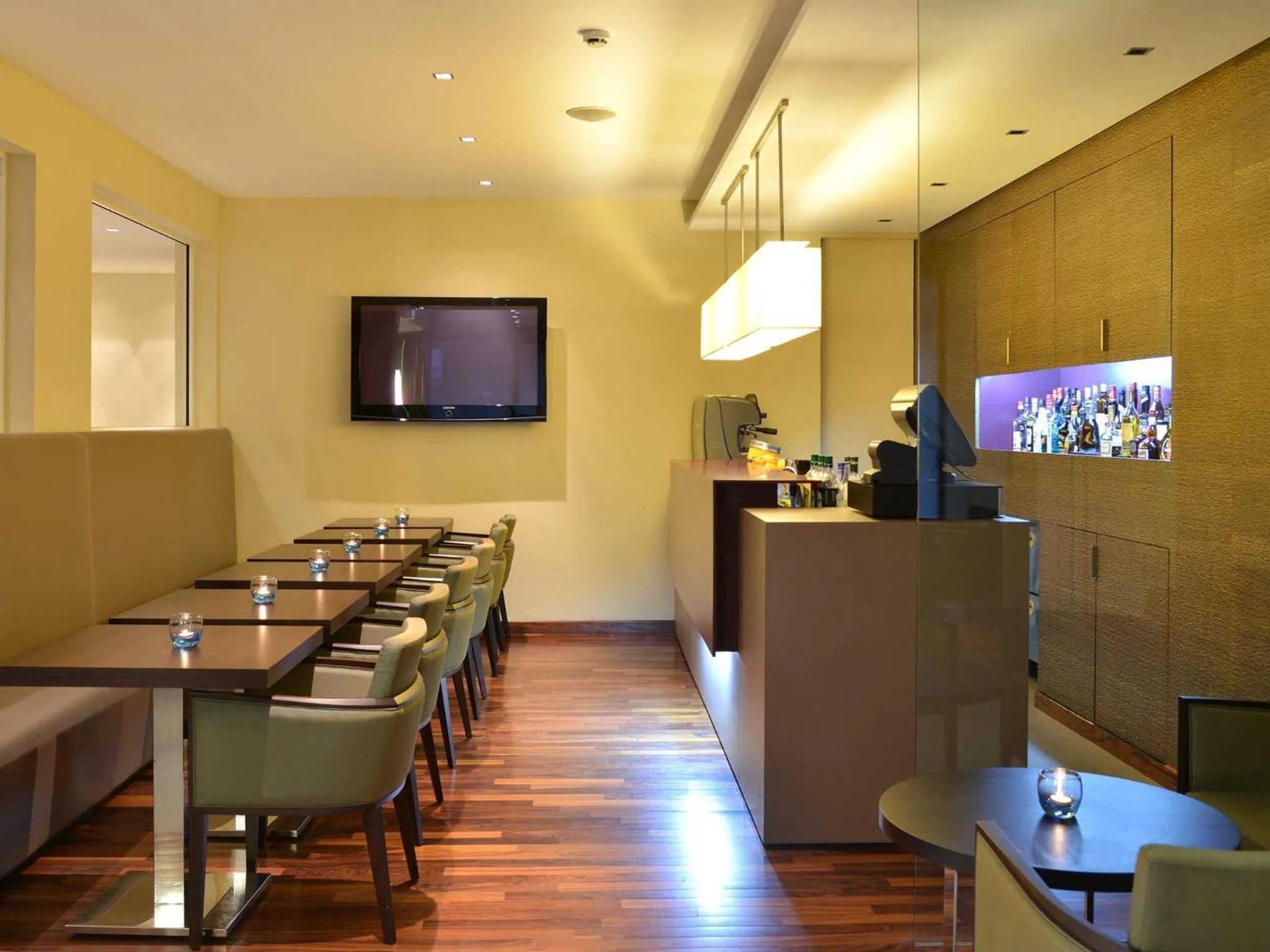 Lounge or bar in Hôtel Le Cristal