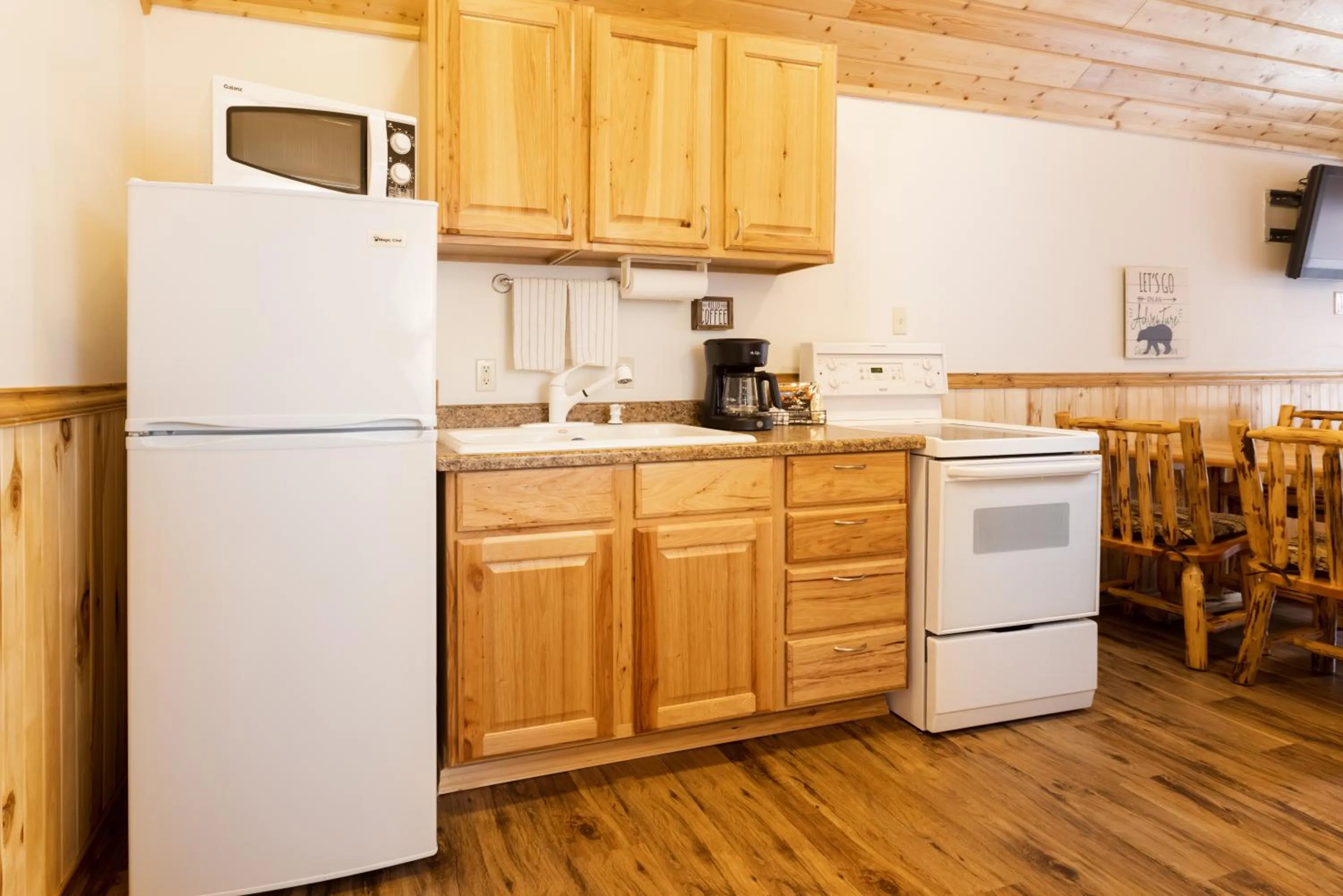 kitchen in Beargrass Lodging & RV Resort