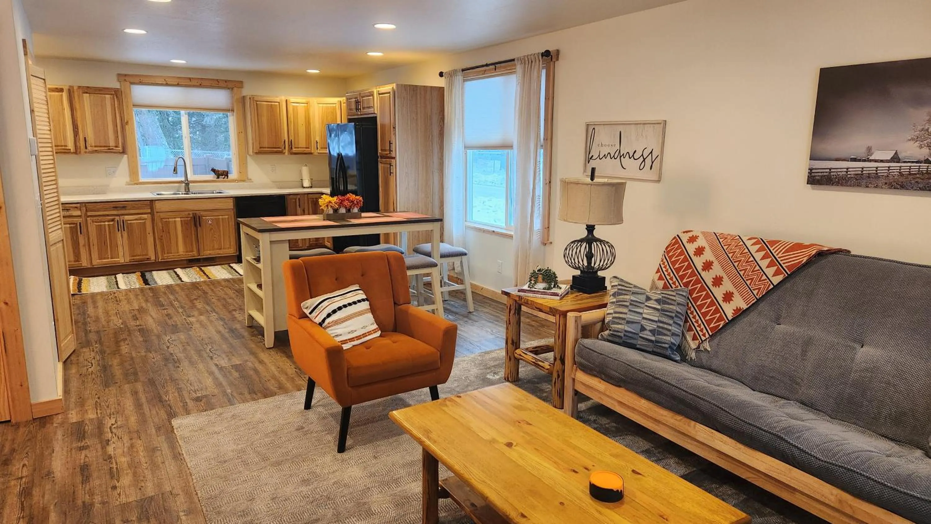 TV and multimedia in Beargrass Lodging & RV Resort