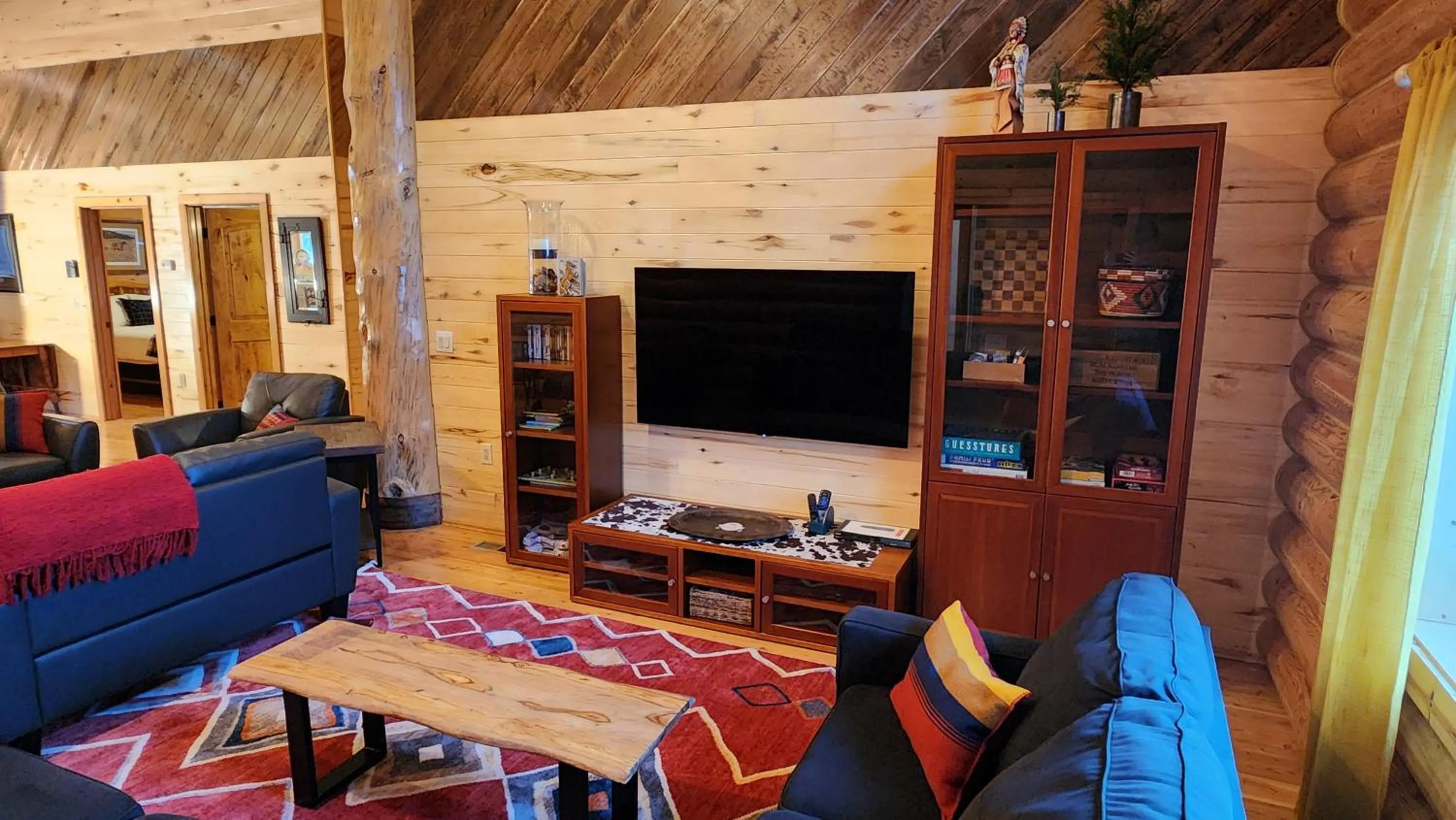 Communal lounge/ TV room in Beargrass Lodging & RV Resort