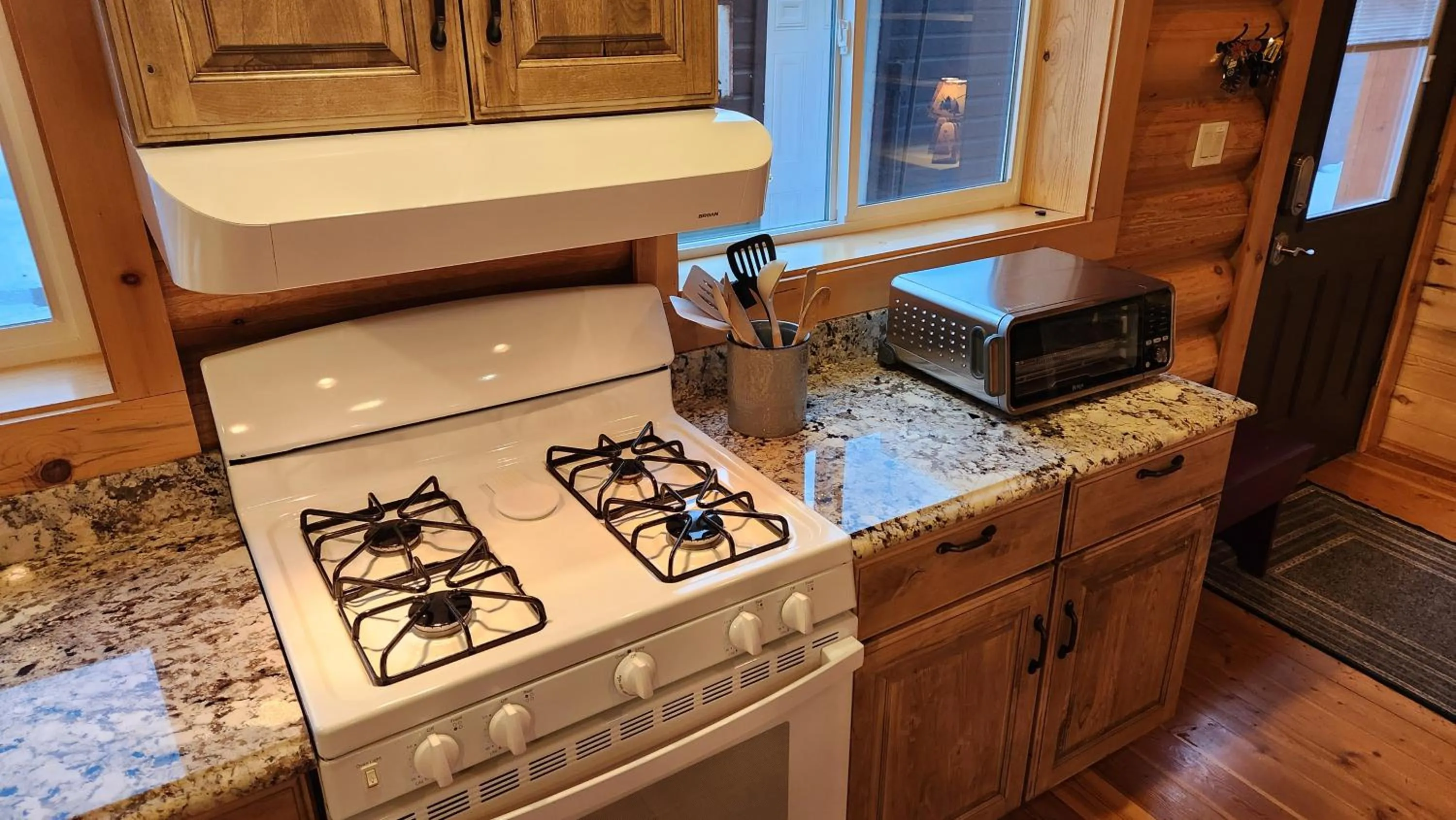 Kitchen or kitchenette in Beargrass Lodging & RV Resort