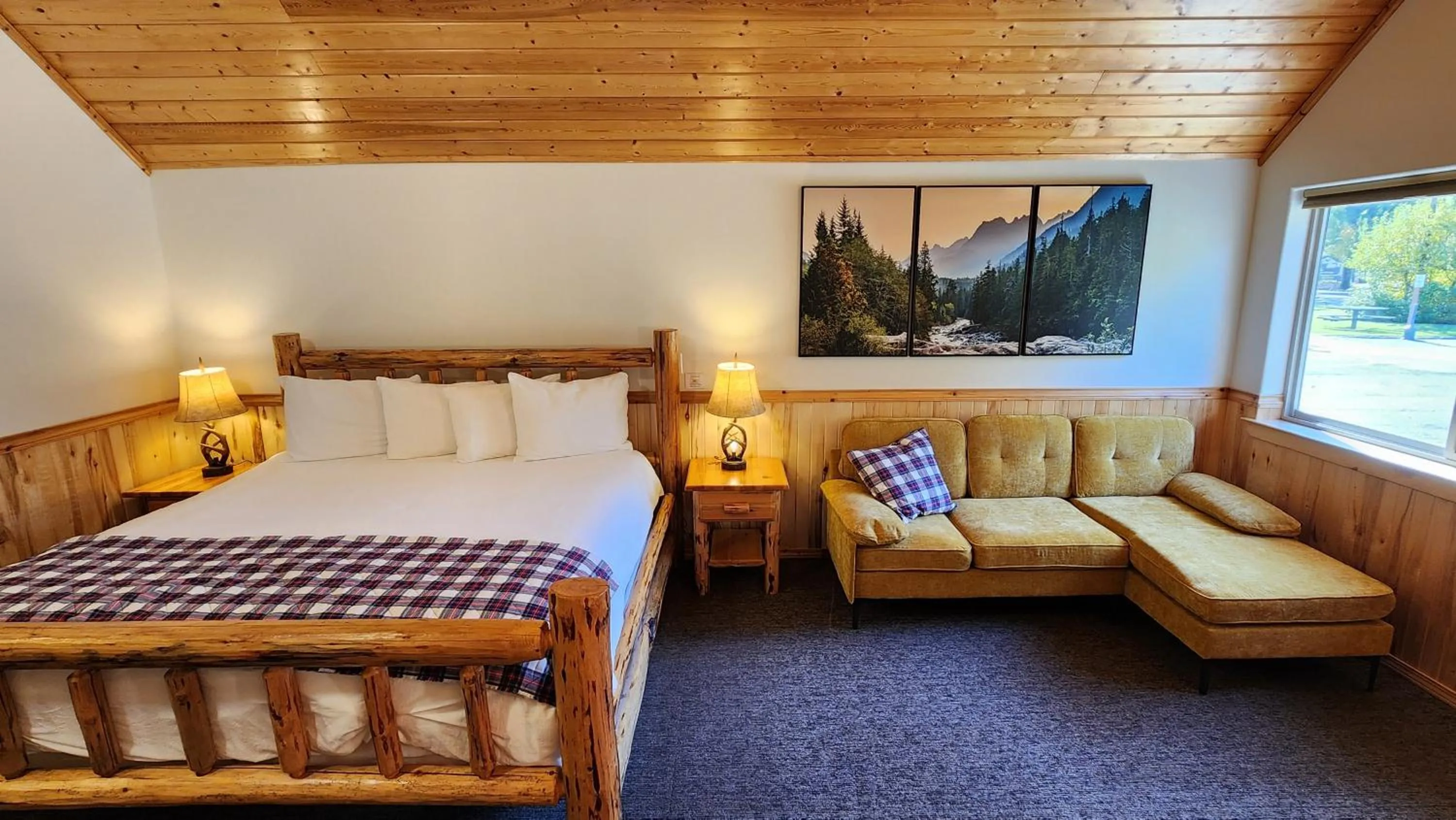 Bed in Beargrass Lodging & RV Resort