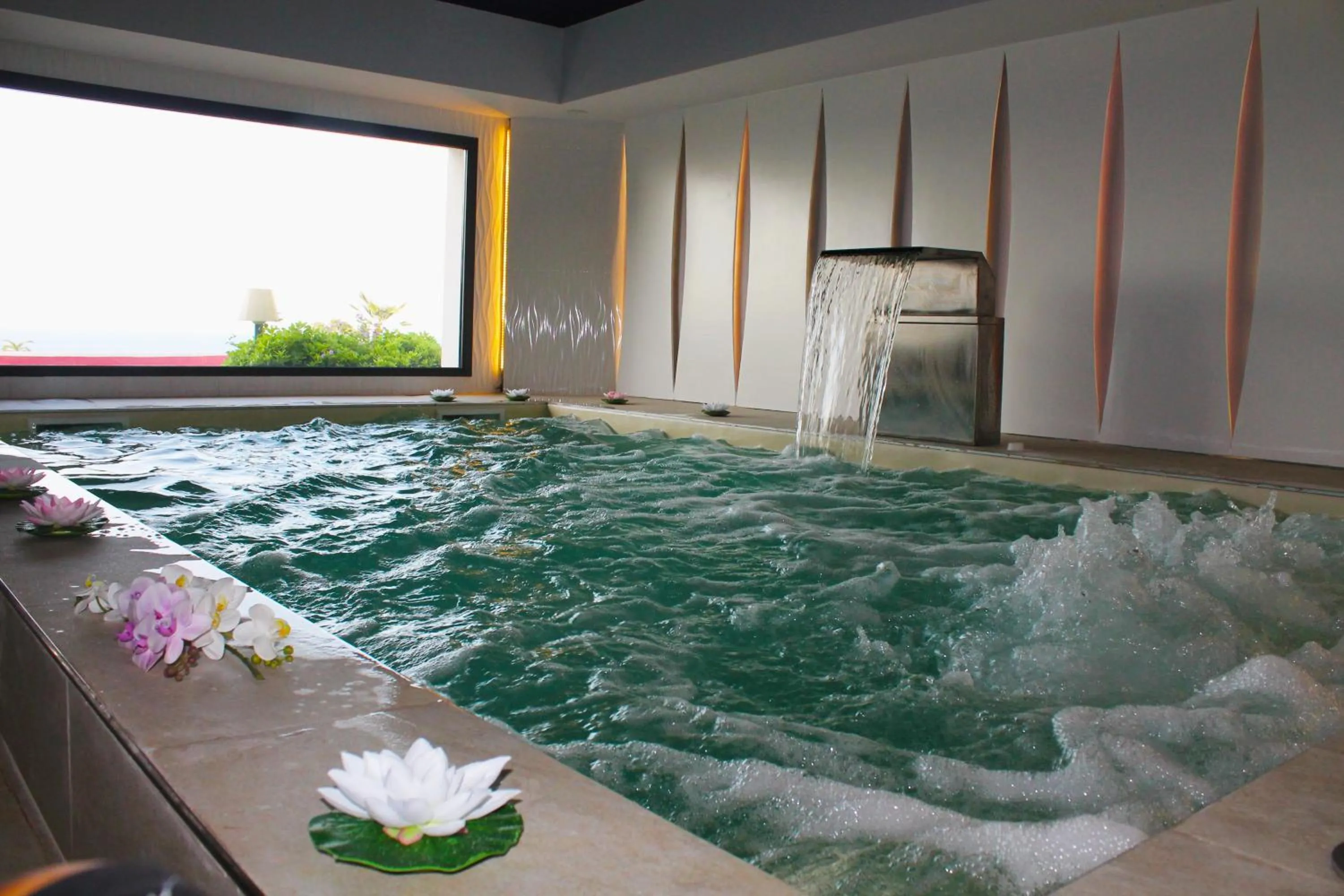 Hot Tub in Tus'Hotel