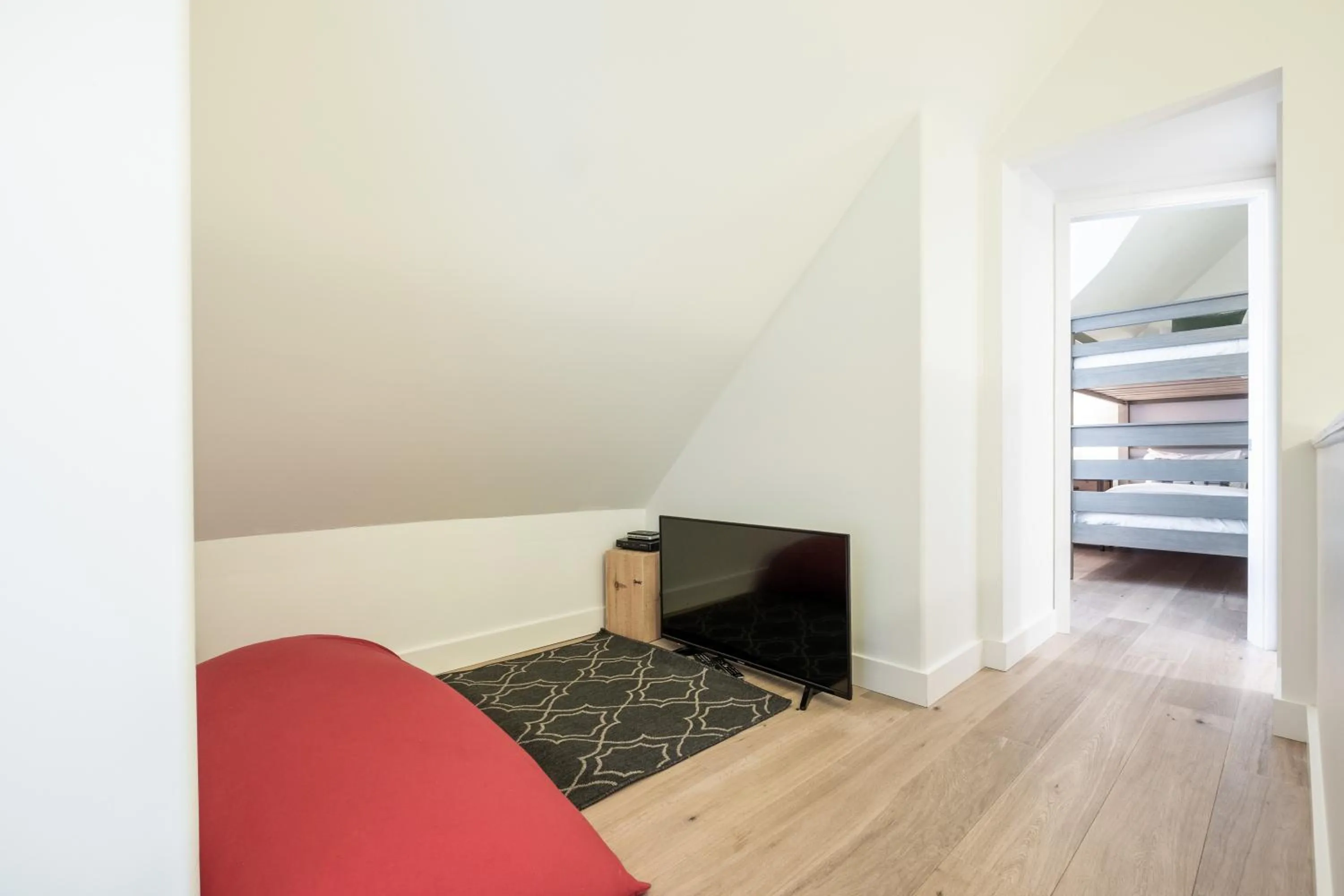 TV and multimedia, Bed in Lake Placid Lodge by Outpost Whistler