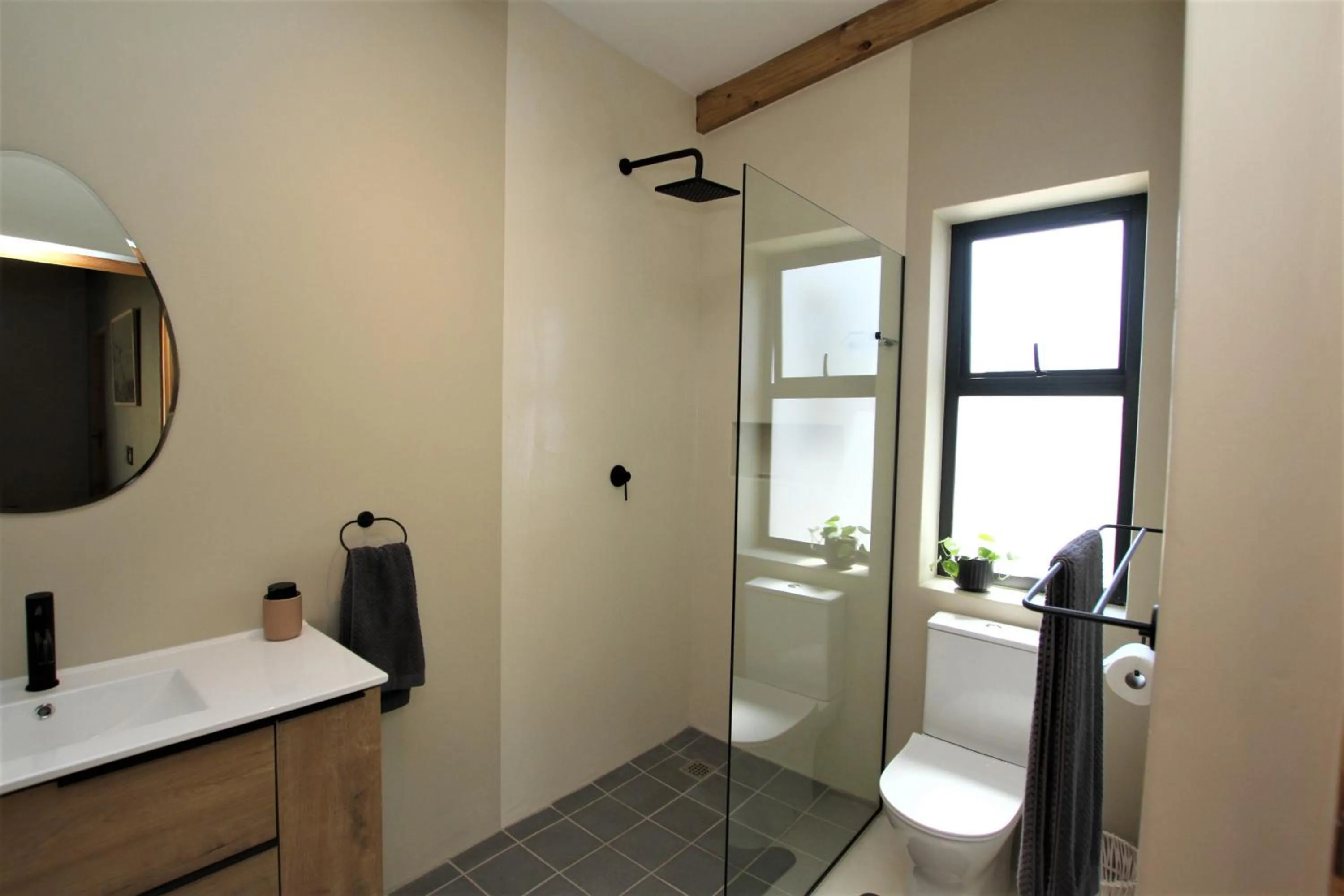 Garden Flat - Walk To The Beach (no load shedding)