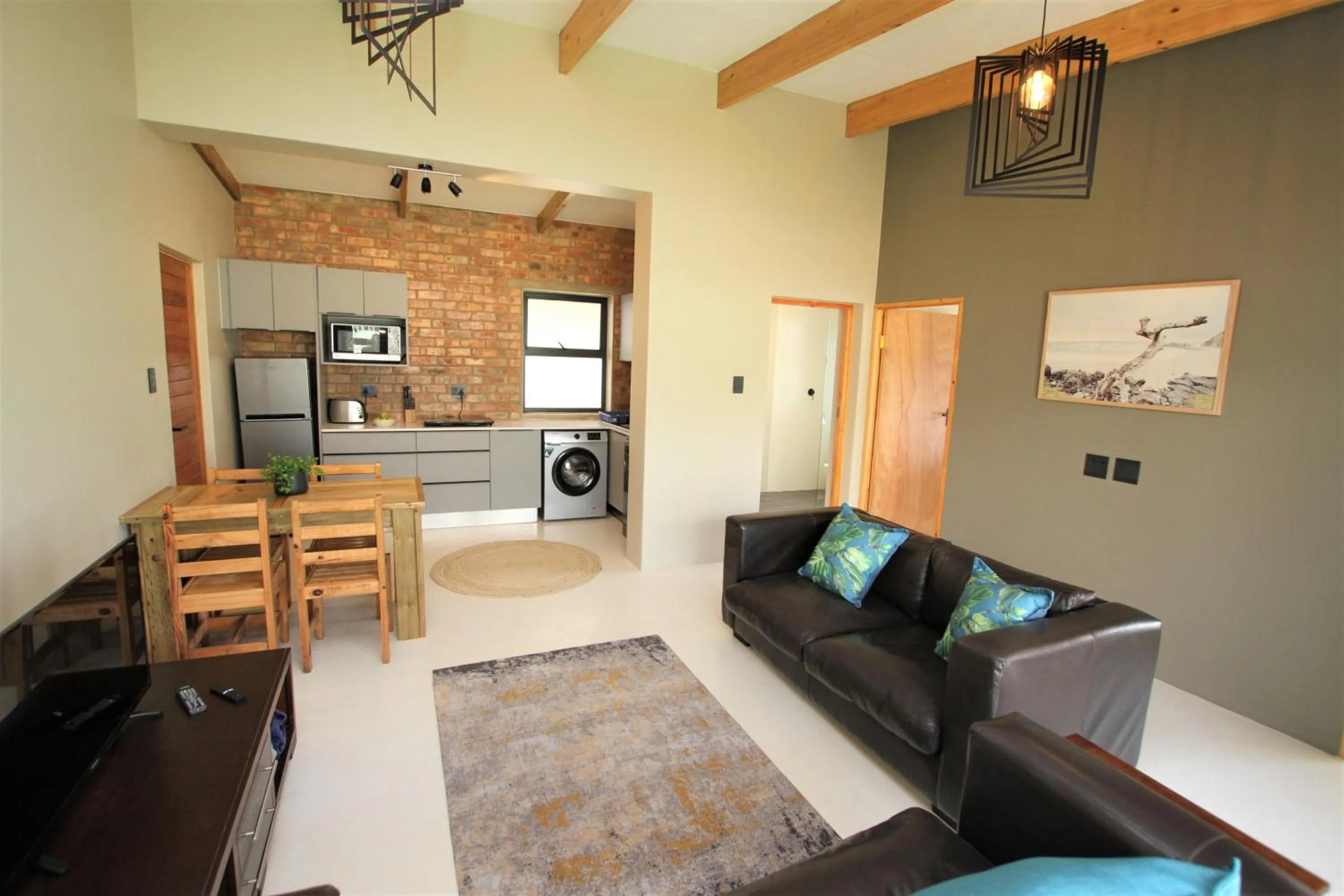 Garden Flat - Walk To The Beach (no load shedding)