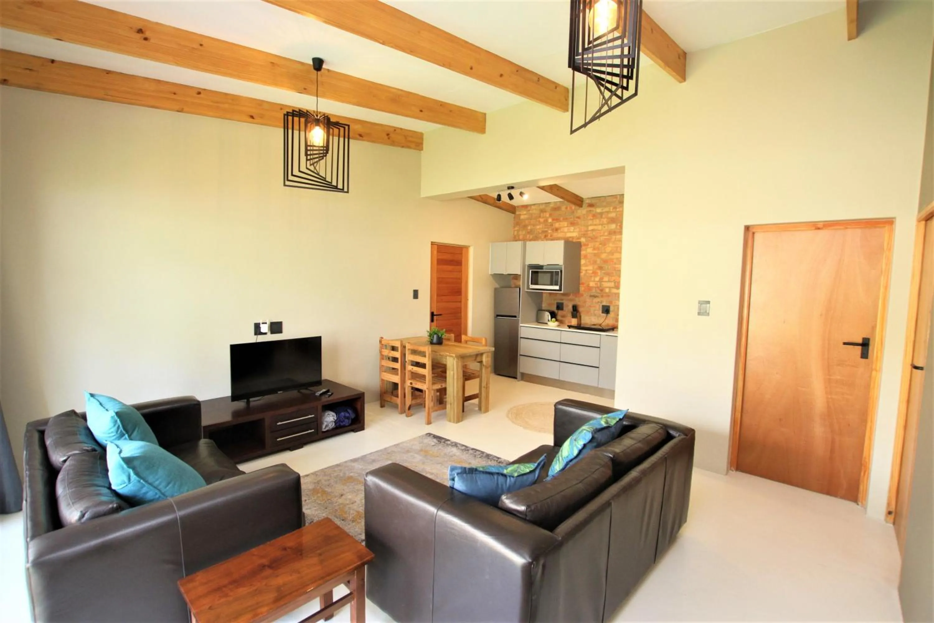 Garden Flat - Walk To The Beach (no load shedding)