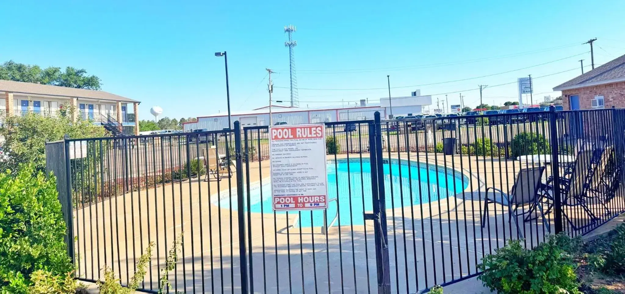 Swimming pool in Shiloh Inn Lamesa Swimming pool in Shiloh Inn Lamesa