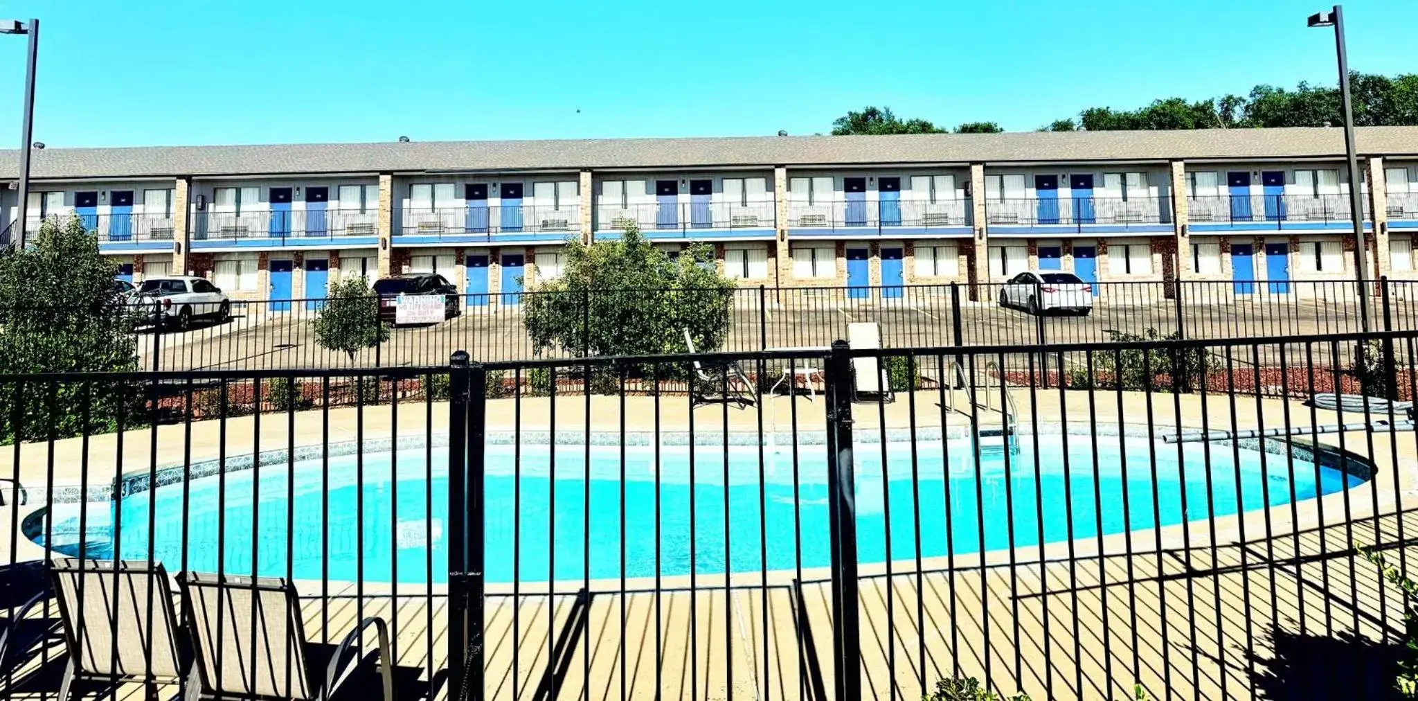Swimming pool in Shiloh Inn Lamesa Swimming pool in Shiloh Inn Lamesa