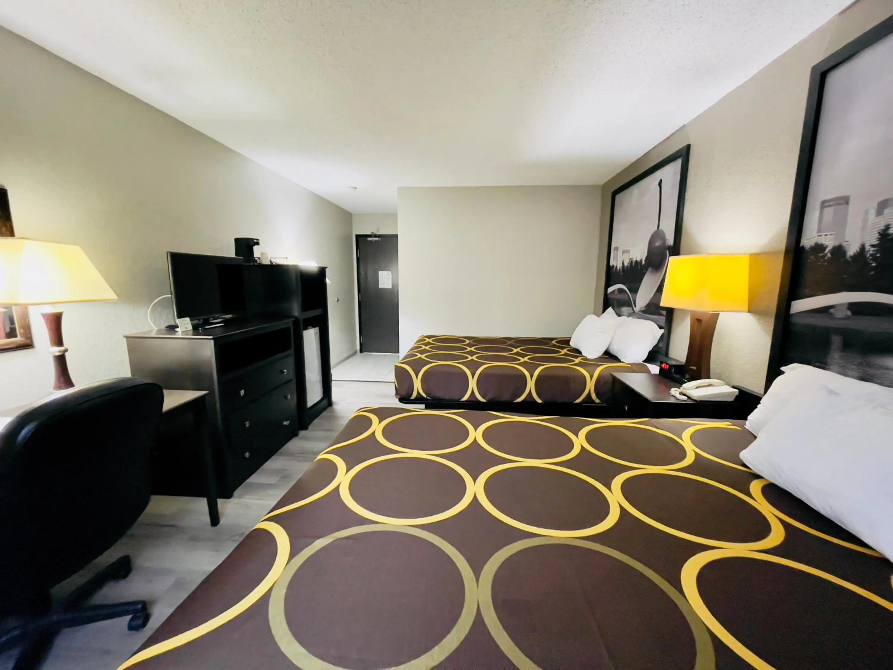 Bedroom, Bed in Super 8 by Wyndham Shakopee
