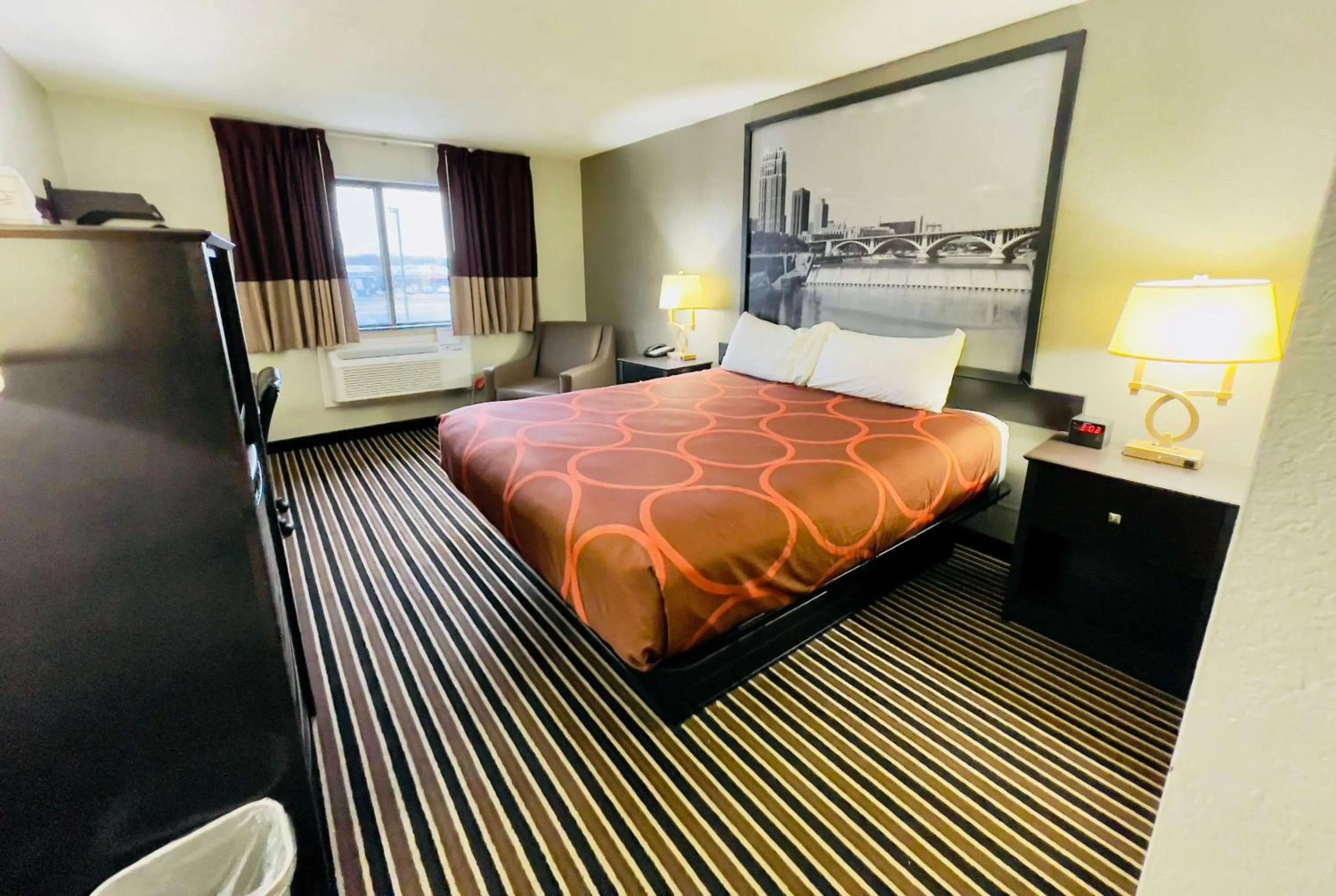 Photo of the whole room, Bed in Super 8 by Wyndham Shakopee